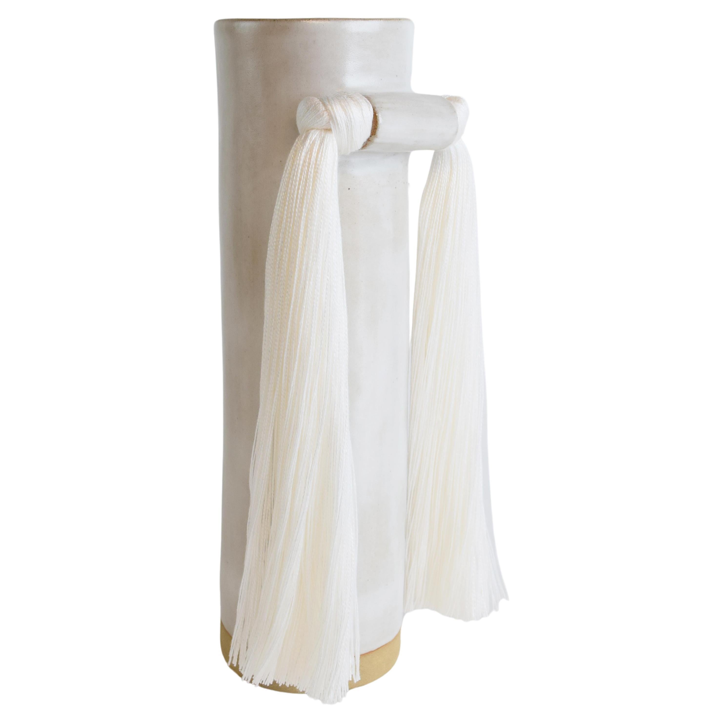 Vase en céramique fait à la main n° 531 à glaçure blanche satinée avec frange en tencel blanc en vente