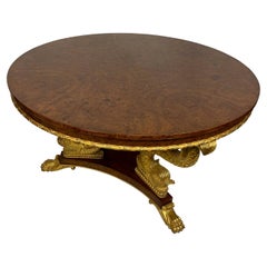 Table centrale Smith and Watson avec base en forme de dauphin décorée d'or doré