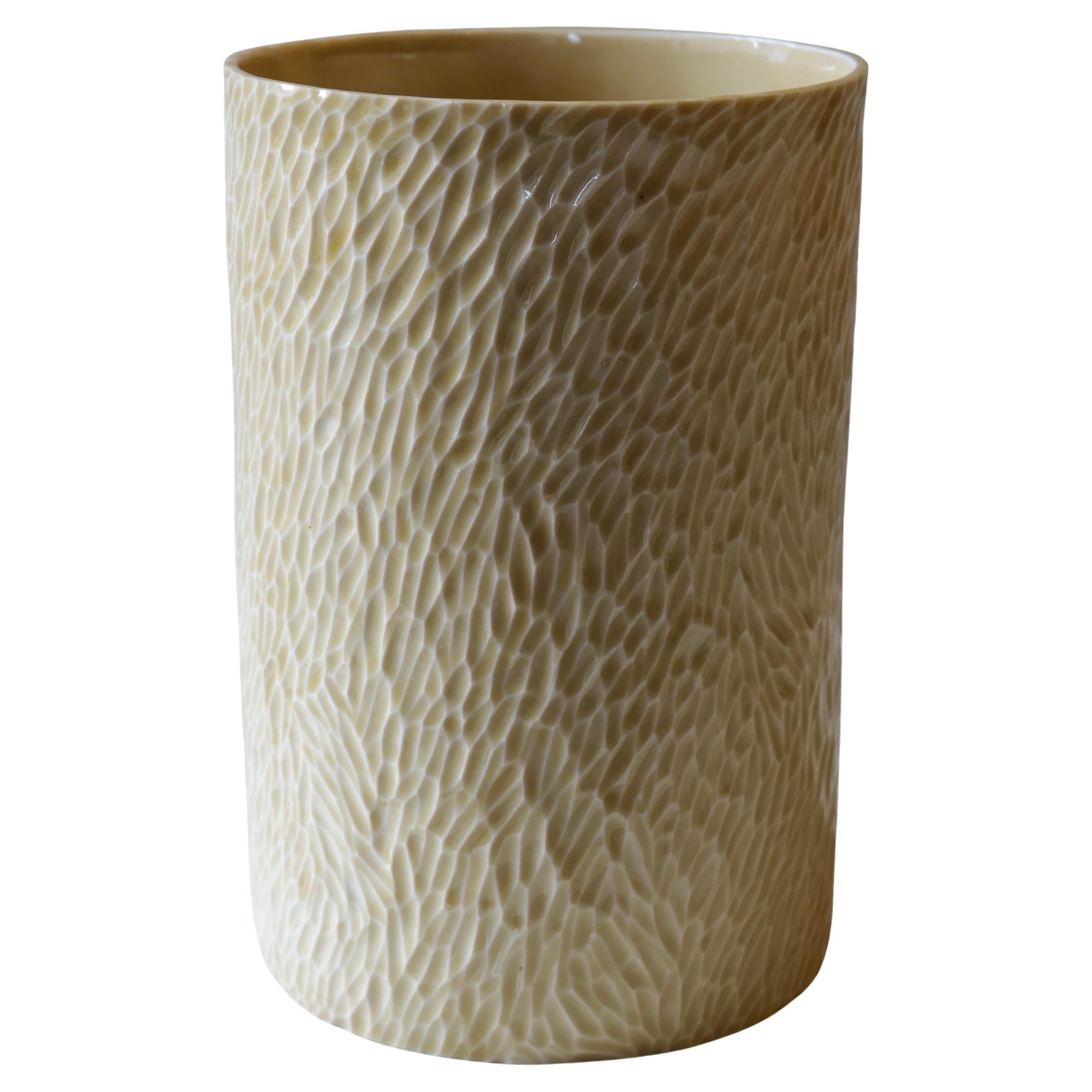 Hellbraunes Porzellangefäß von Hand geschnitzt "Waves" im Angebot