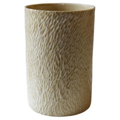 Hellbraunes Porzellangefäß von Hand geschnitzt "Waves"