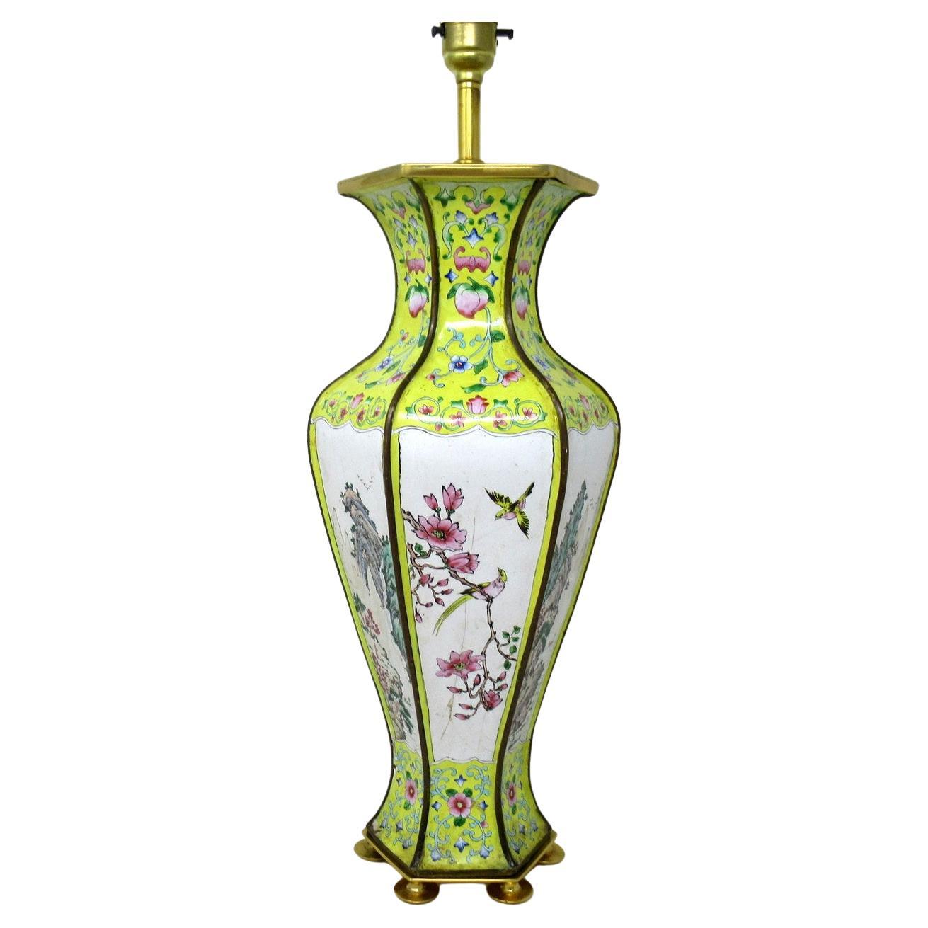 Antiguo jarrón de sobremesa de esmalte chino cantonés de la dinastía Qing Amarillo Verde en venta