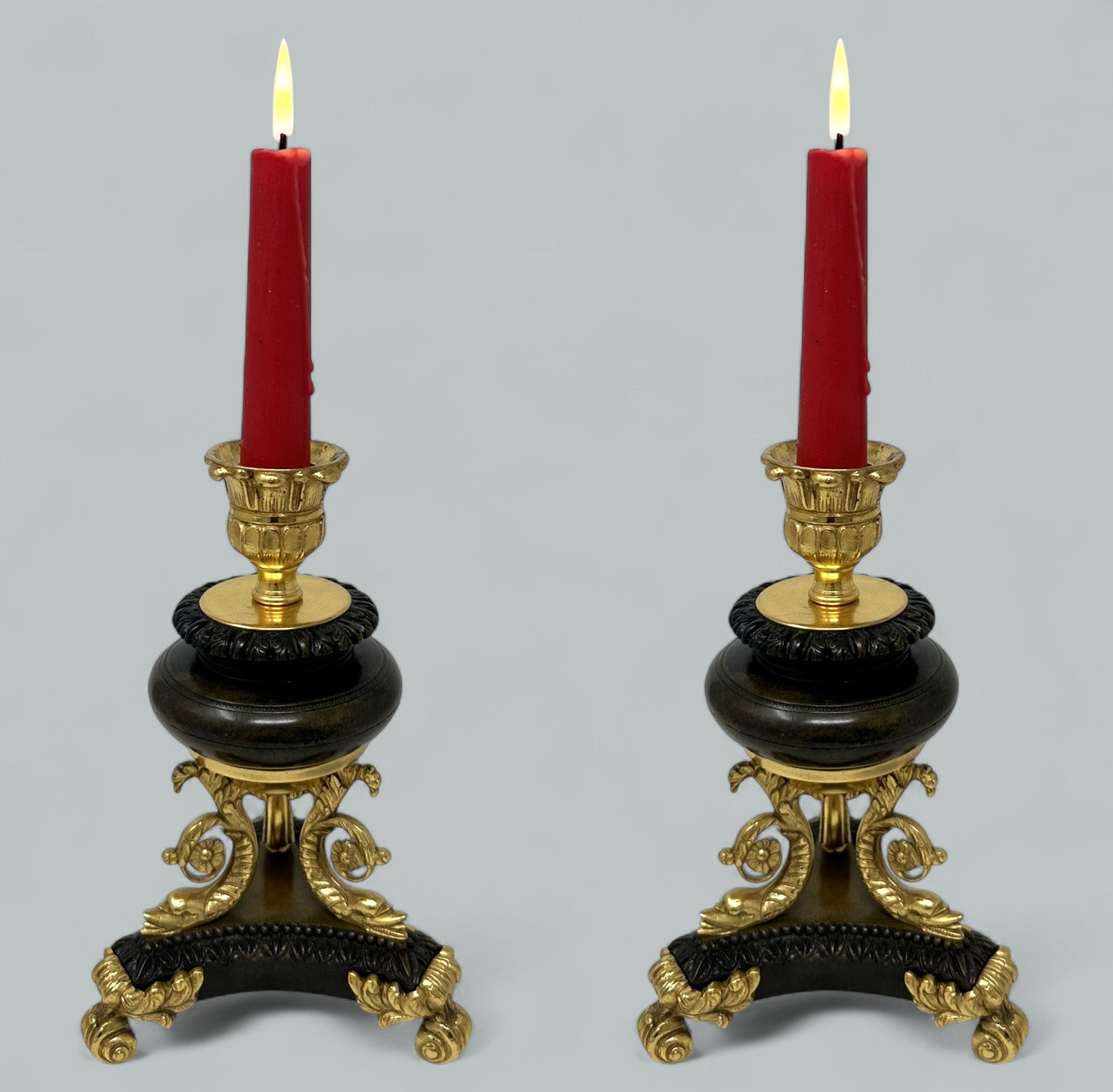 Coppia di candelieri francesi in bronzo dorato Dore Empire con delfini