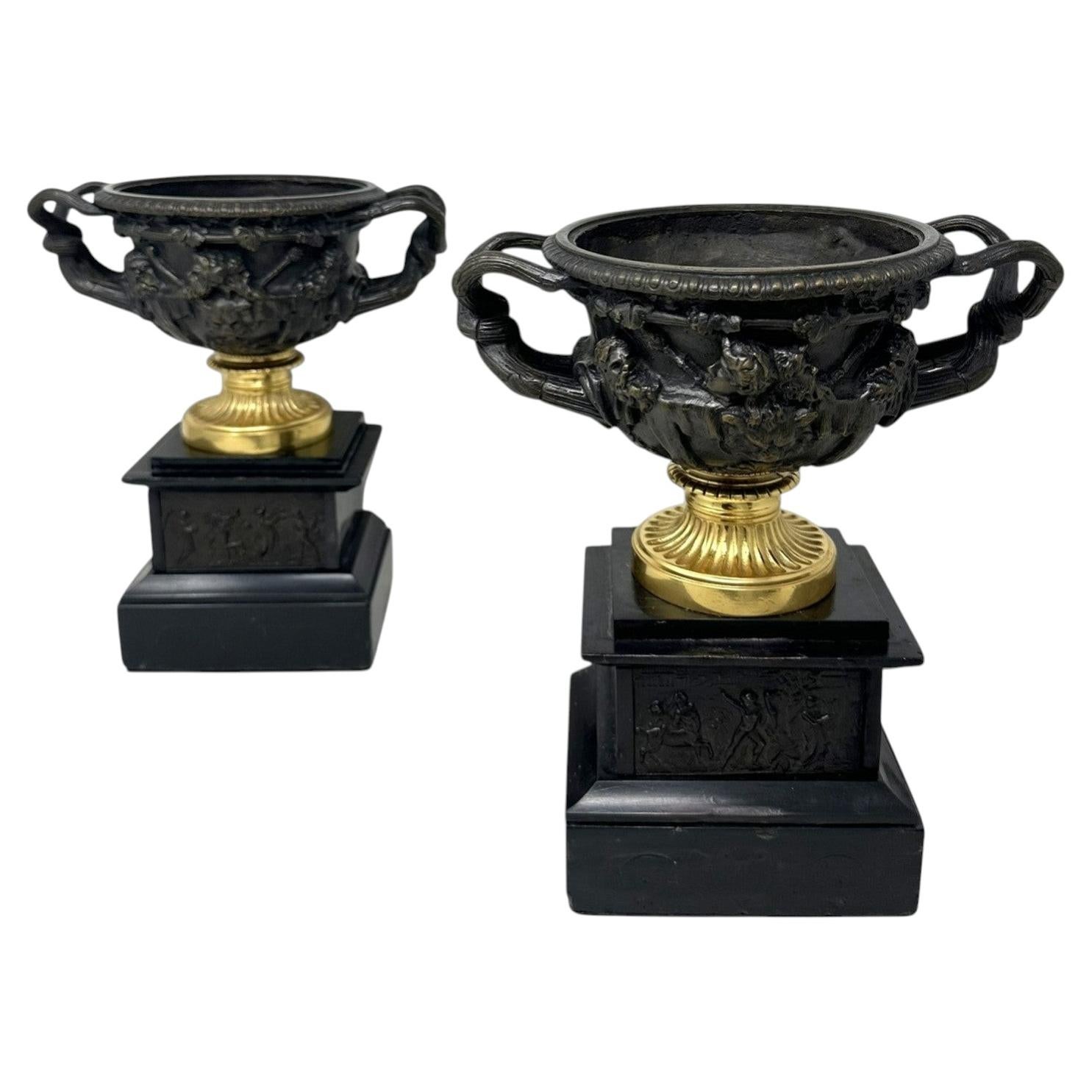 Paire de vases-urnes anciens de style « Grand Tour » en bronze doré (ormolu) français, signés Warwick Albani et Clodion en vente