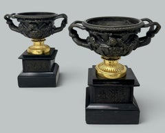 Coppia di vasi antichi francesi in bronzo dorato (ormolu) di Warwick Albani, in stile Grand Tour, con decorazioni Clodion