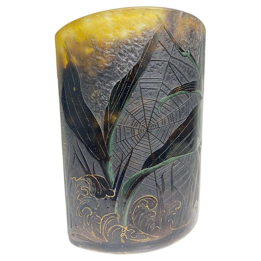 Vase en verre camée Art Nouveau avec signature dorée Daum Nancy en vente