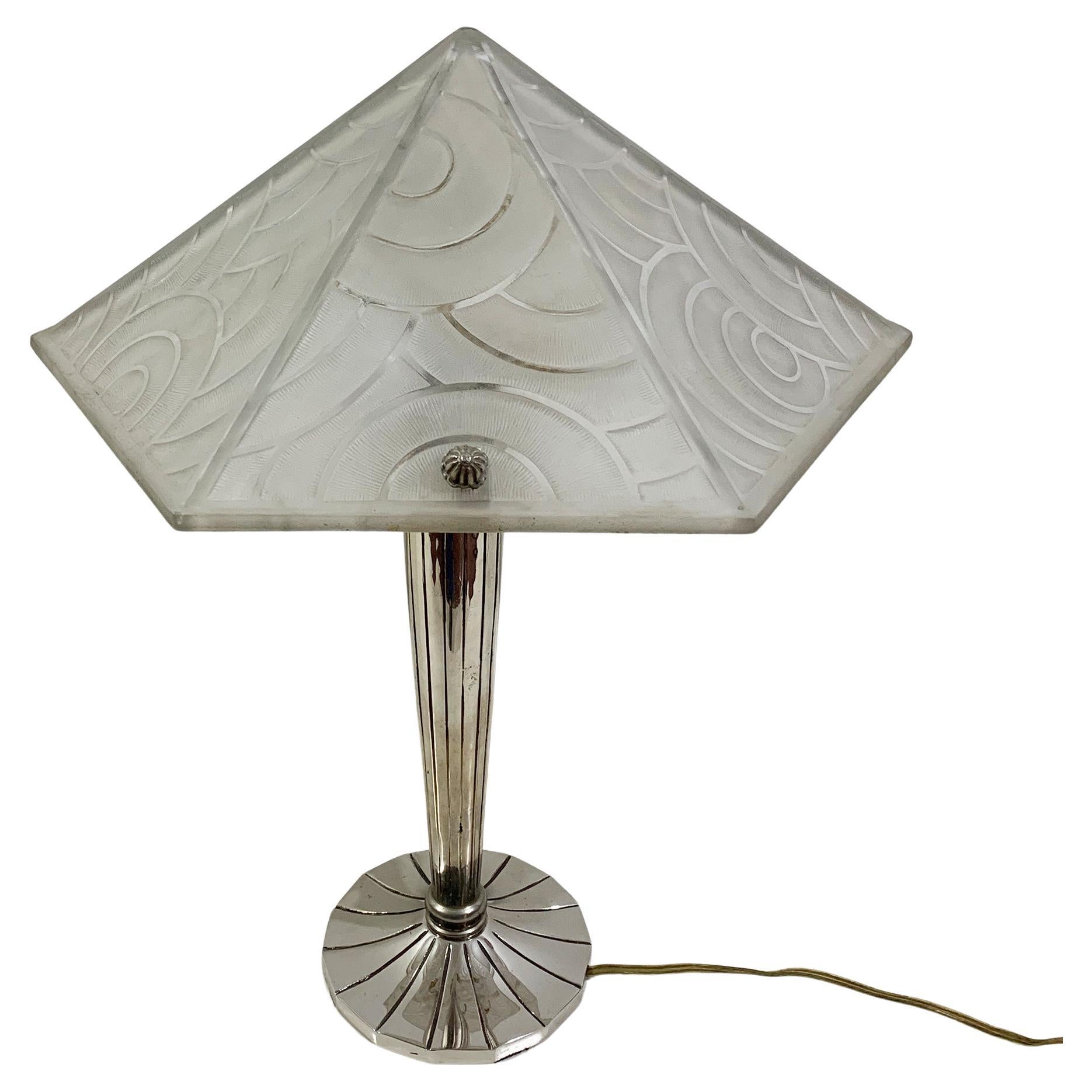 Lampada da tavolo Art Deco in vetro pressato smerigliato bianco, firmata "P.D'AVESN FRANCE". in vendita