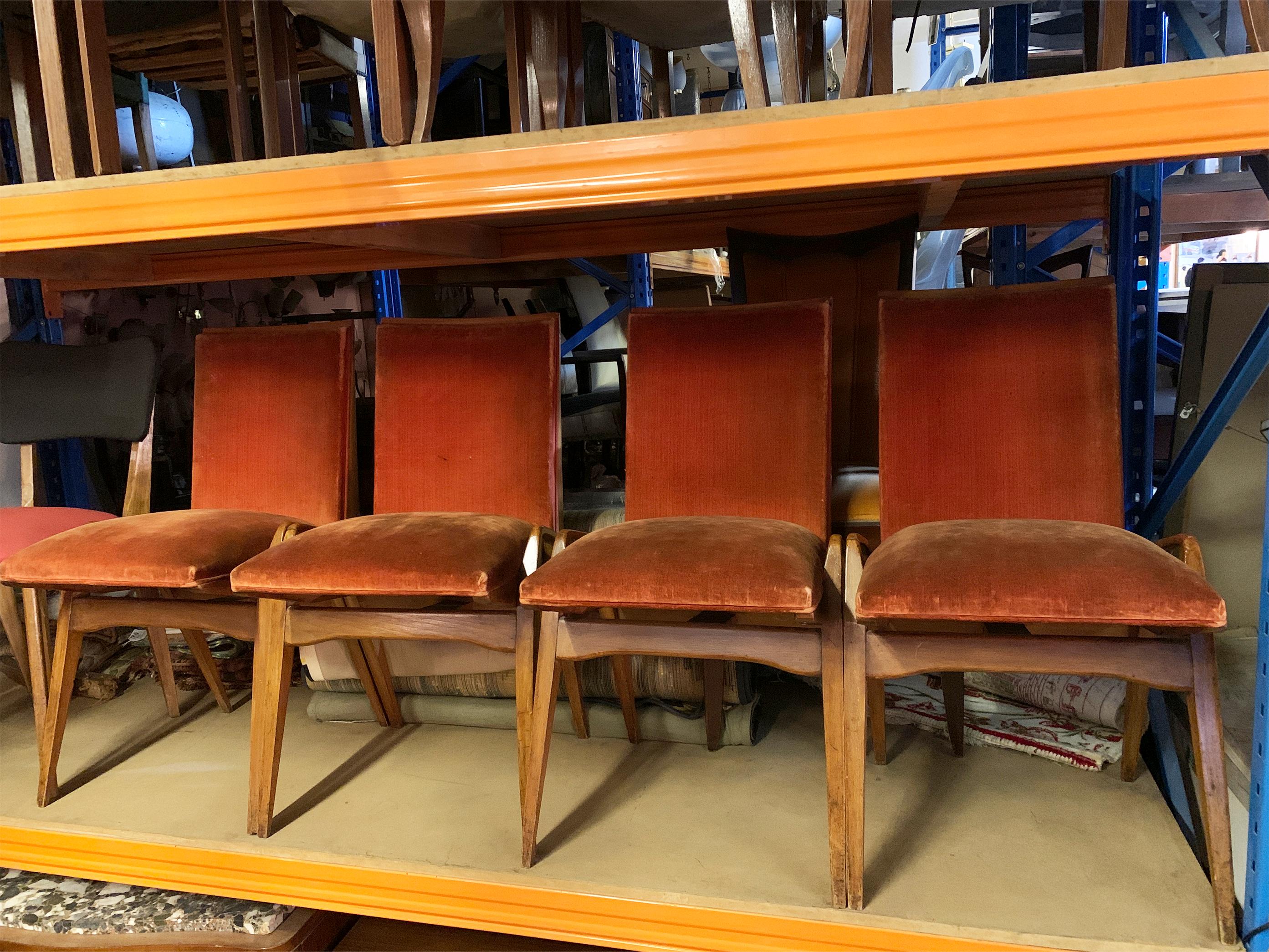 Sorprendente juego de cuatro sillas de comedor diseñadas por Maurice Pré en Francia, hacia la década de 1940. Estas sillas presentan armazones angulosos y arquitectónicos con características patas separadas y tapicería de terciopelo color óxido de
