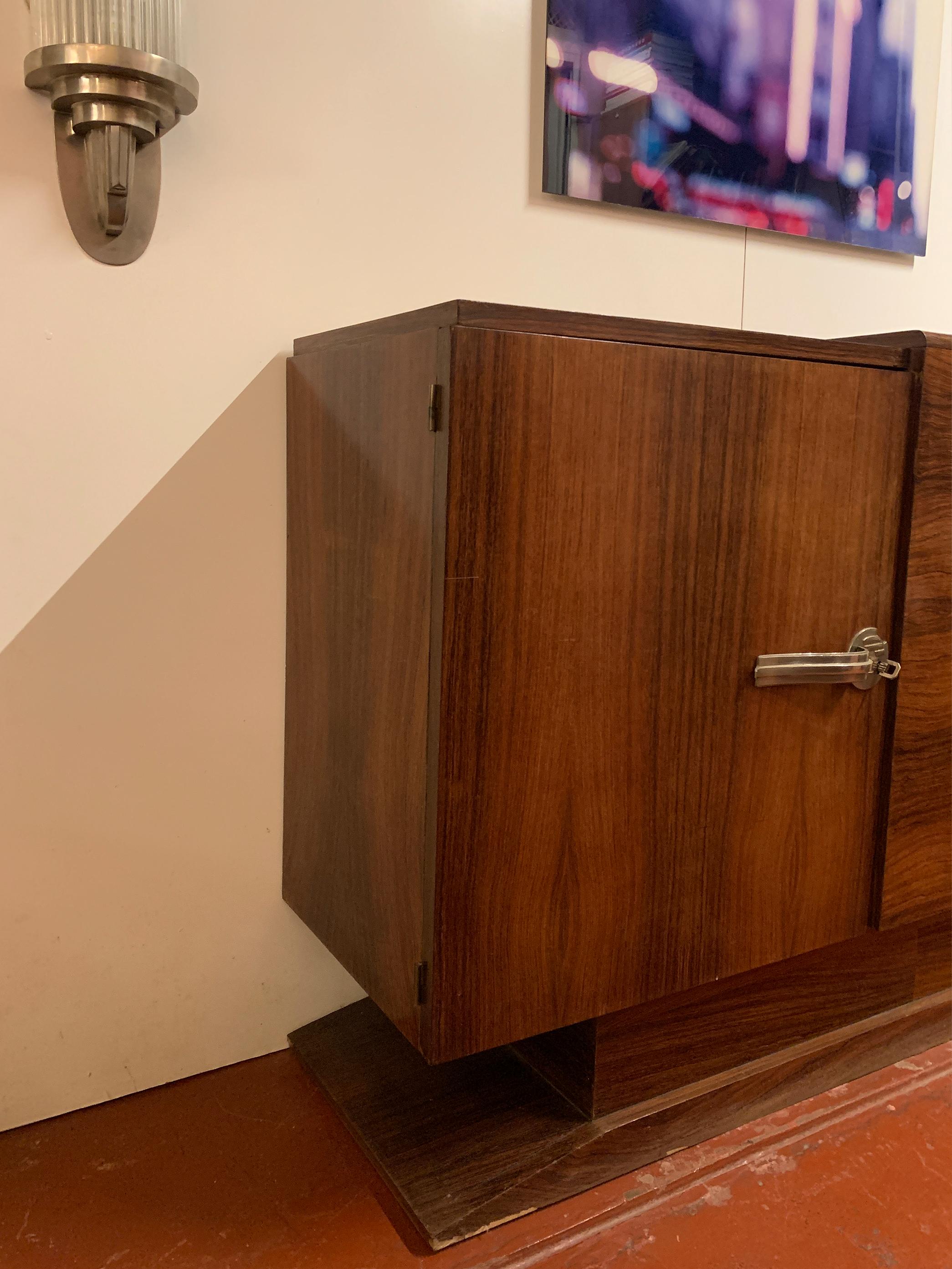 Credenza Art Deco francese in ebano Macassar, CIRCA 1930 In condizioni buone in vendita a Beirut, LB