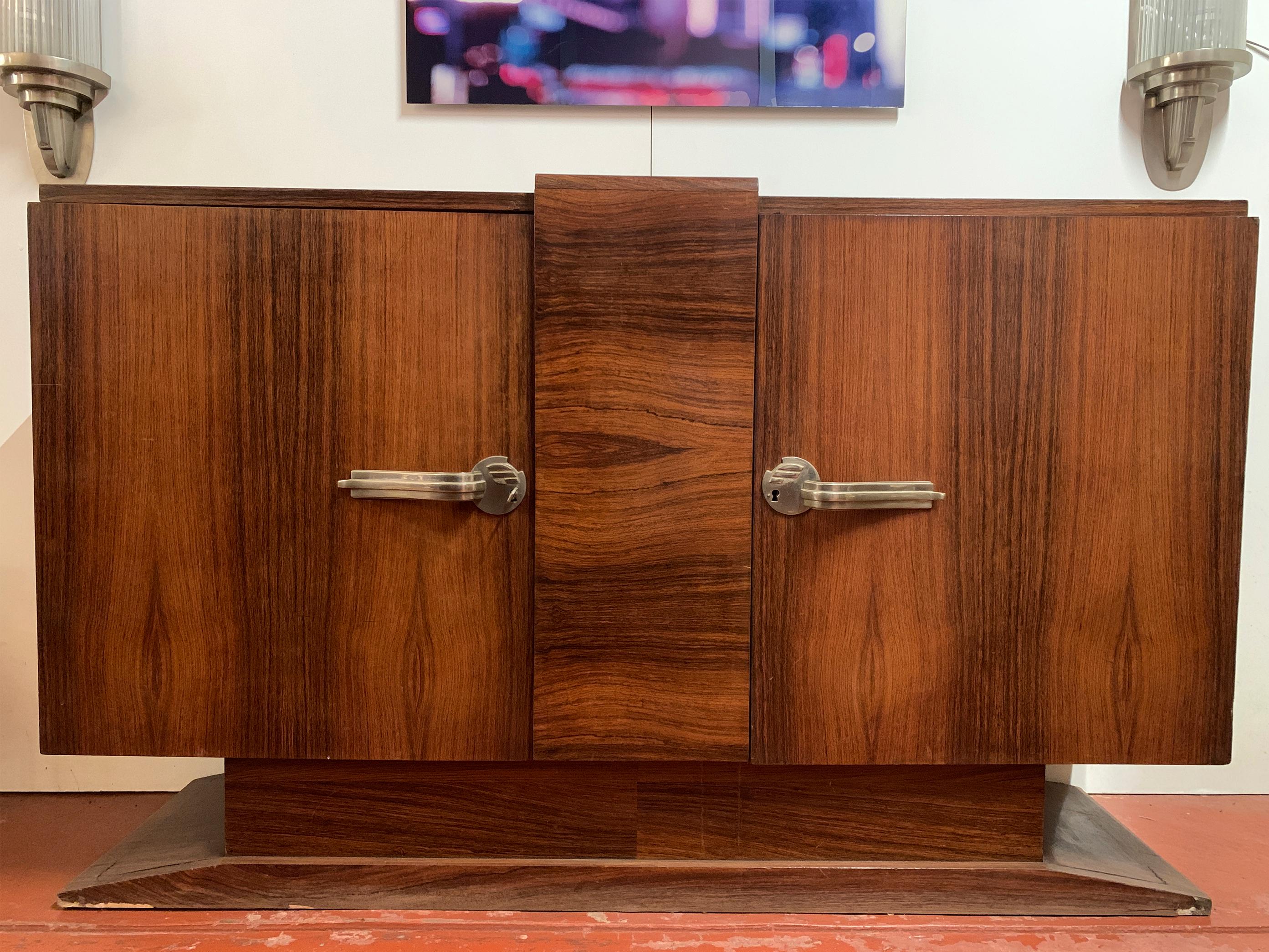 Squisito esempio di design Art Déco francese, questo buffet o credenza risale agli anni '30 ed è realizzato con un'impiallacciatura di ebano Macassar dalle splendide figure.
Le sue linee architettoniche, la forma simmetrica e le ricche venature del