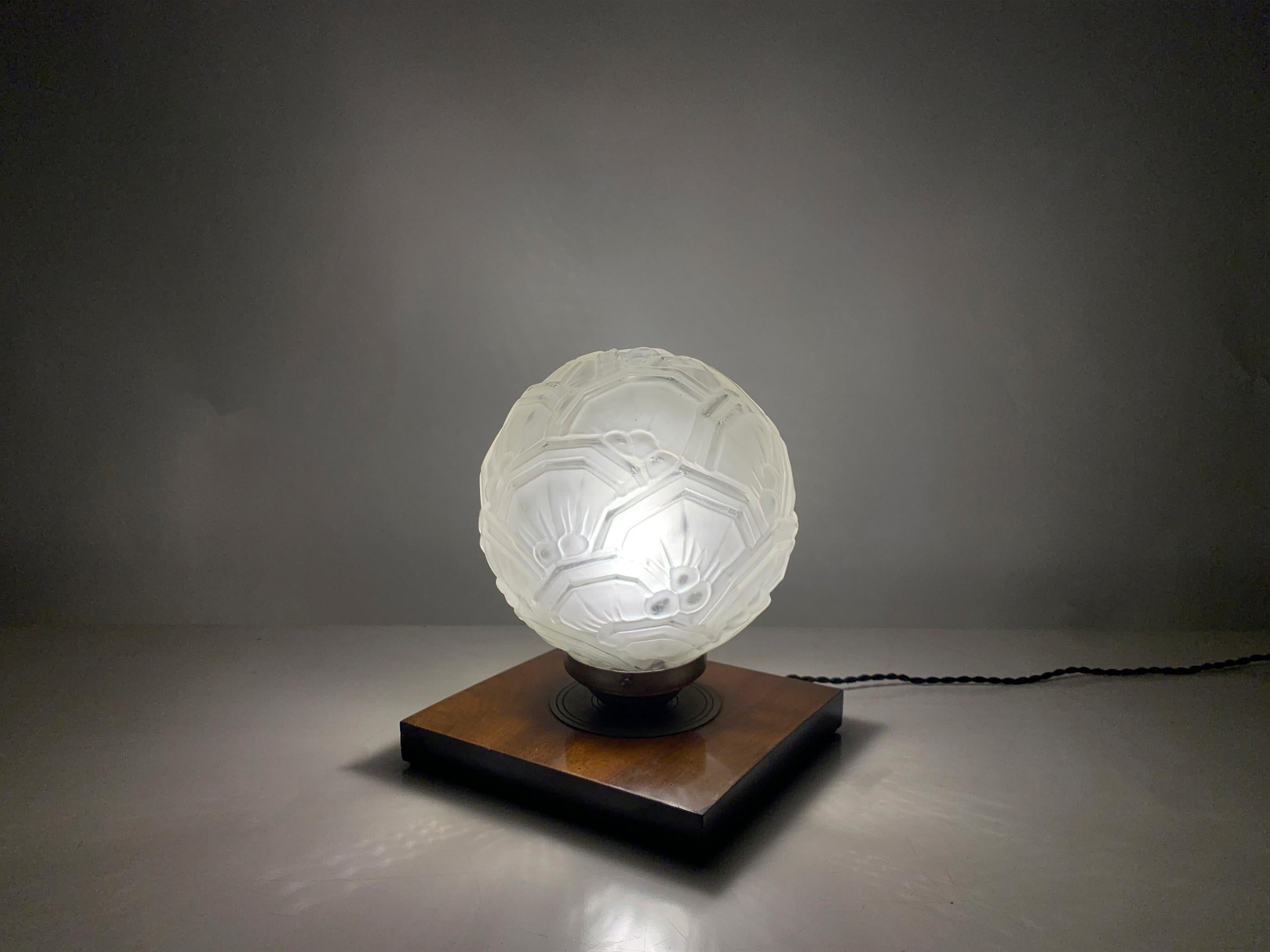 Mid 20th Century French Art Deco Table Lamp/ Globe, Circa 1930 For Sale 4