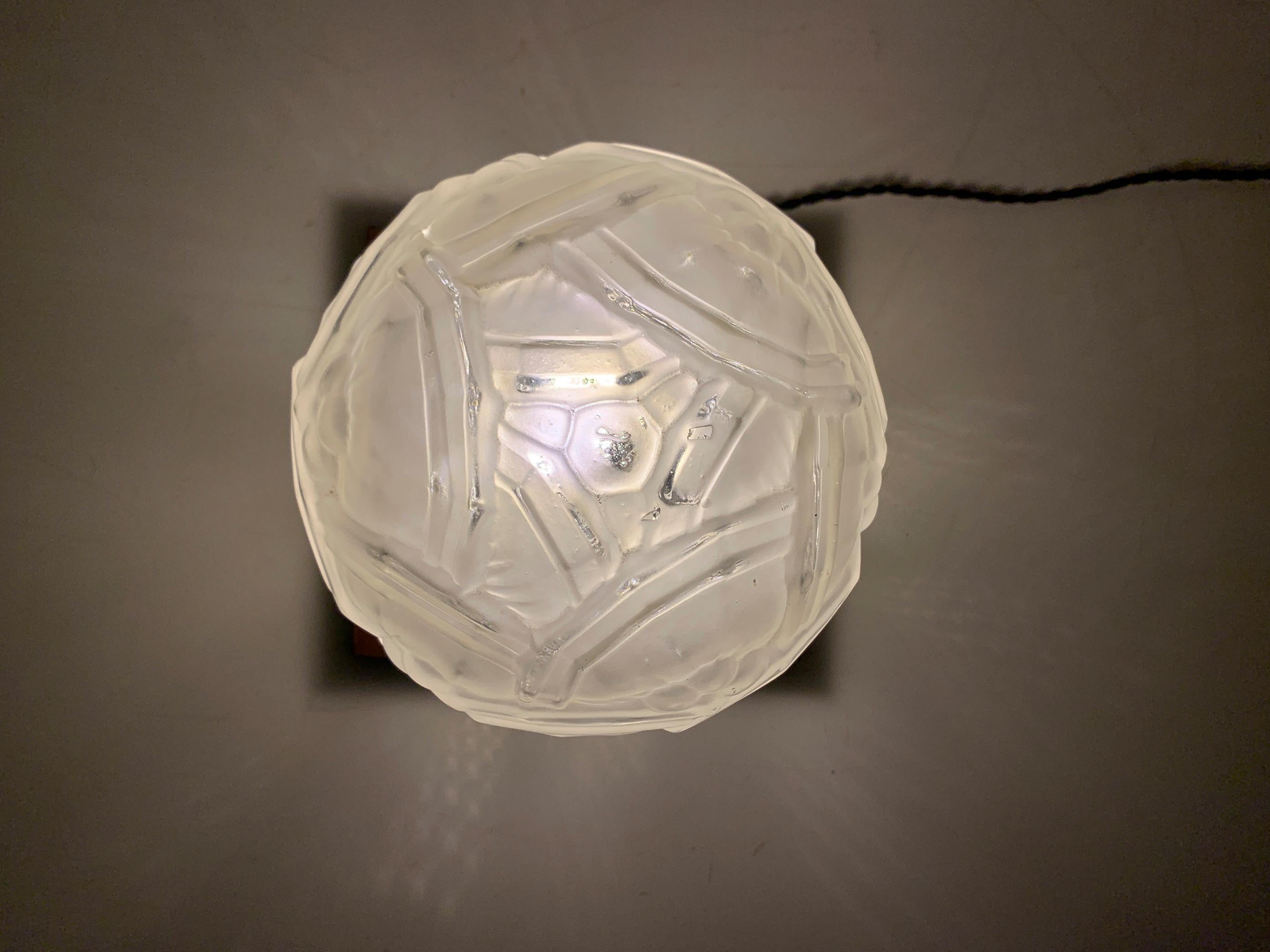 Mid 20th Century French Art Deco Table Lamp/ Globe, Circa 1930 For Sale 8