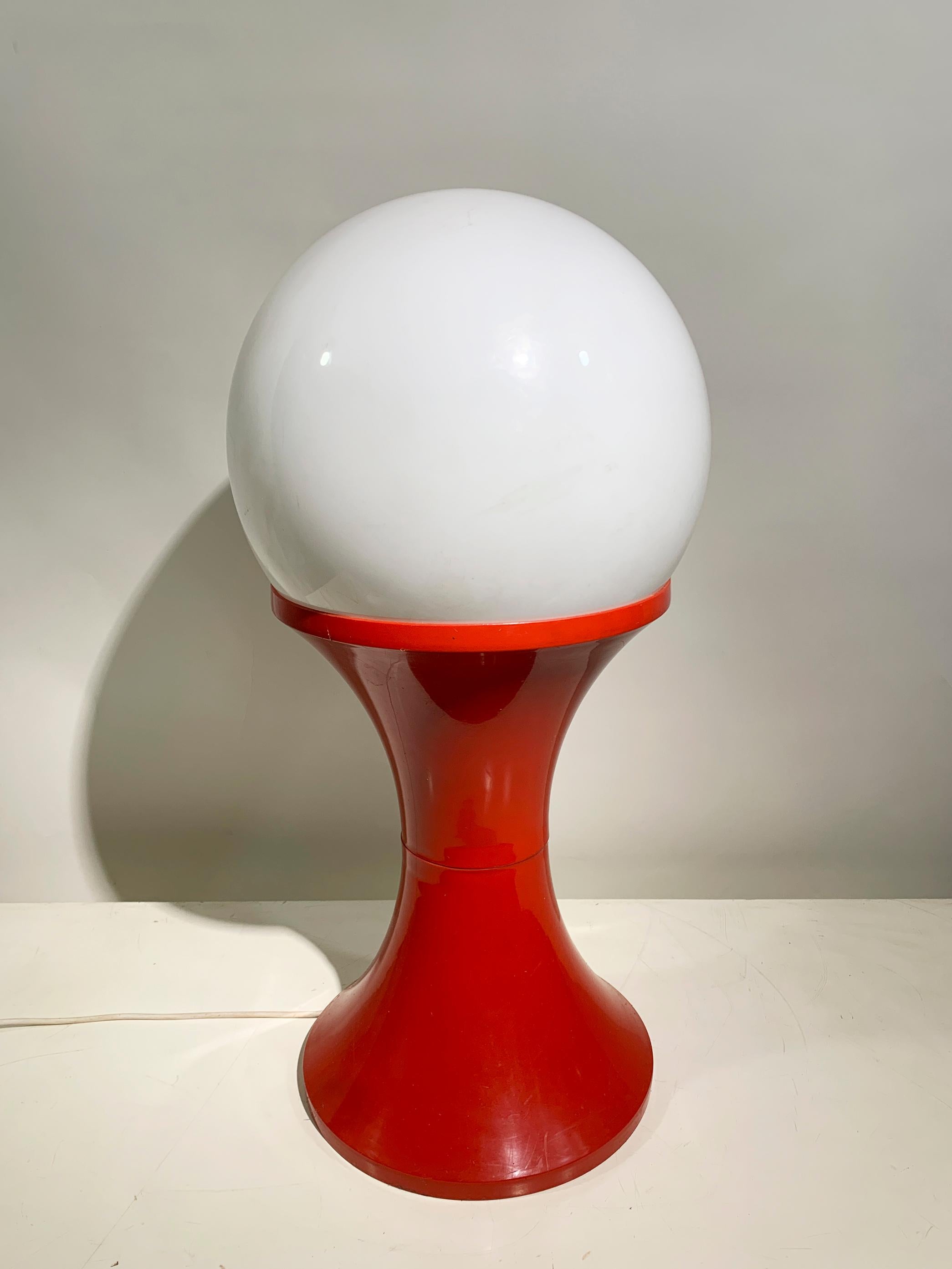 Late 20th Century Space Age Floor Lamp in Red and White Plastic, Circa 1970 In Good Condition For Sale In Beirut, LB