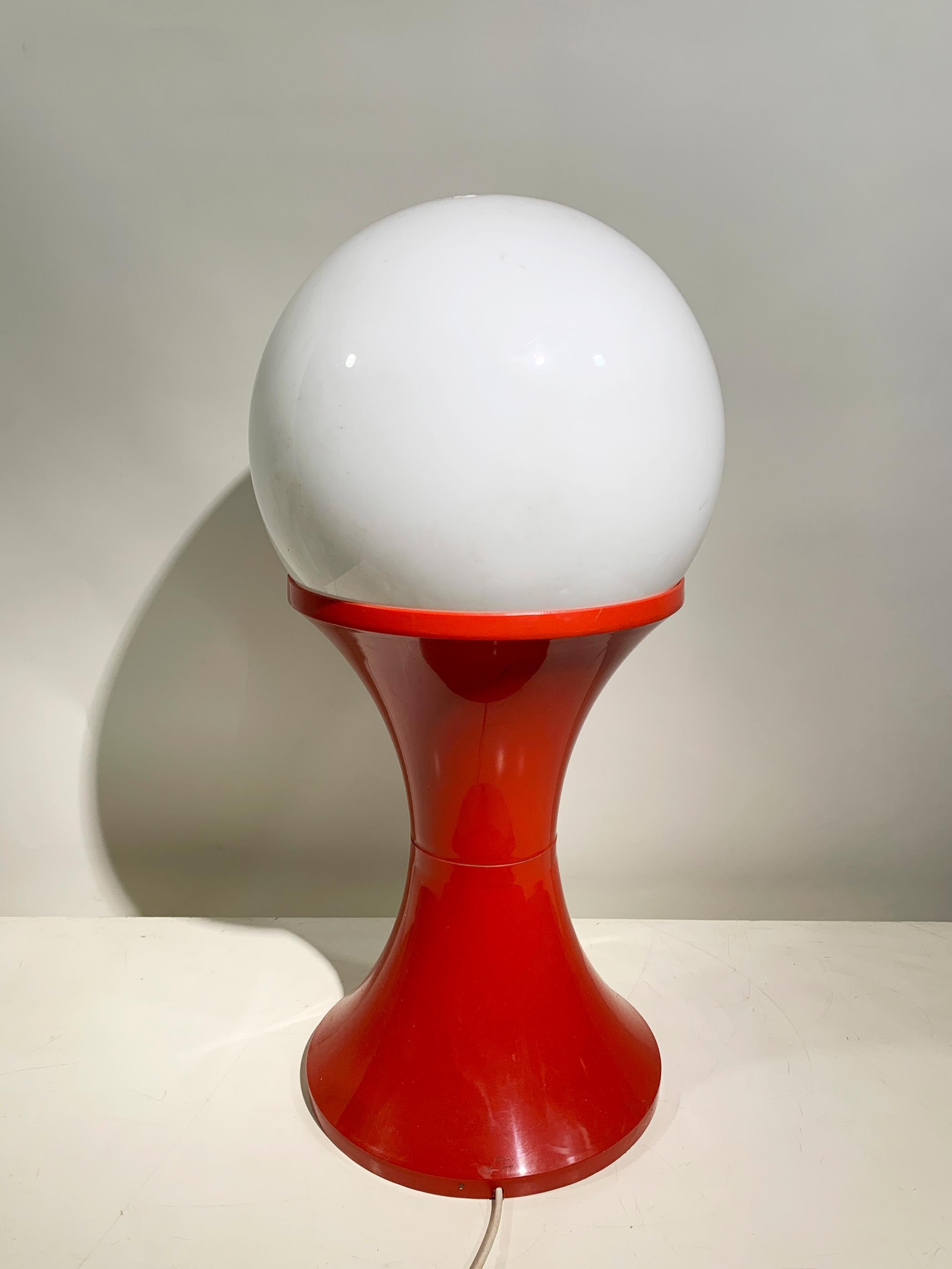 Late 20th Century Space Age Floor Lamp in Red and White Plastic, Circa 1970 For Sale 1