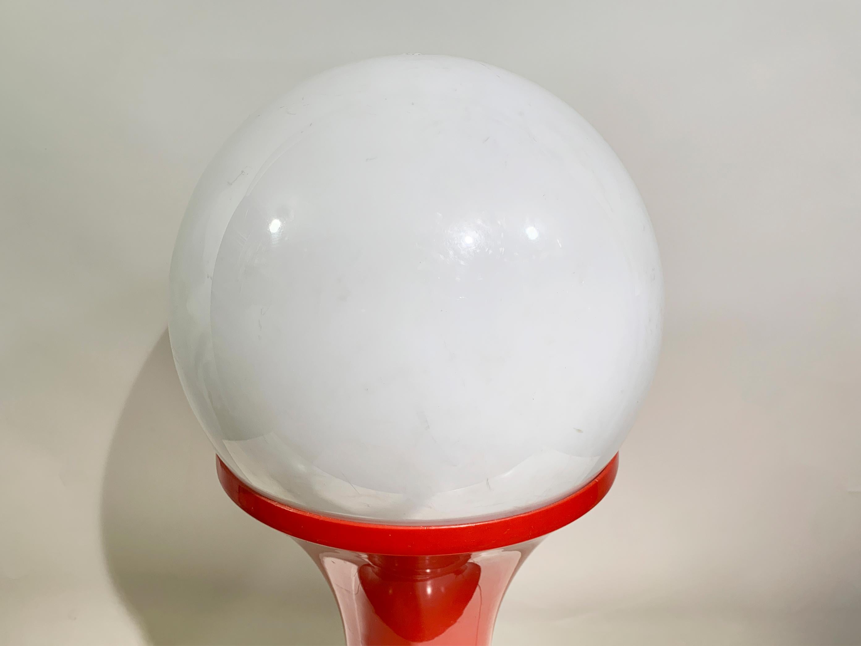 Late 20th Century Space Age Floor Lamp in Red and White Plastic, Circa 1970 For Sale 2