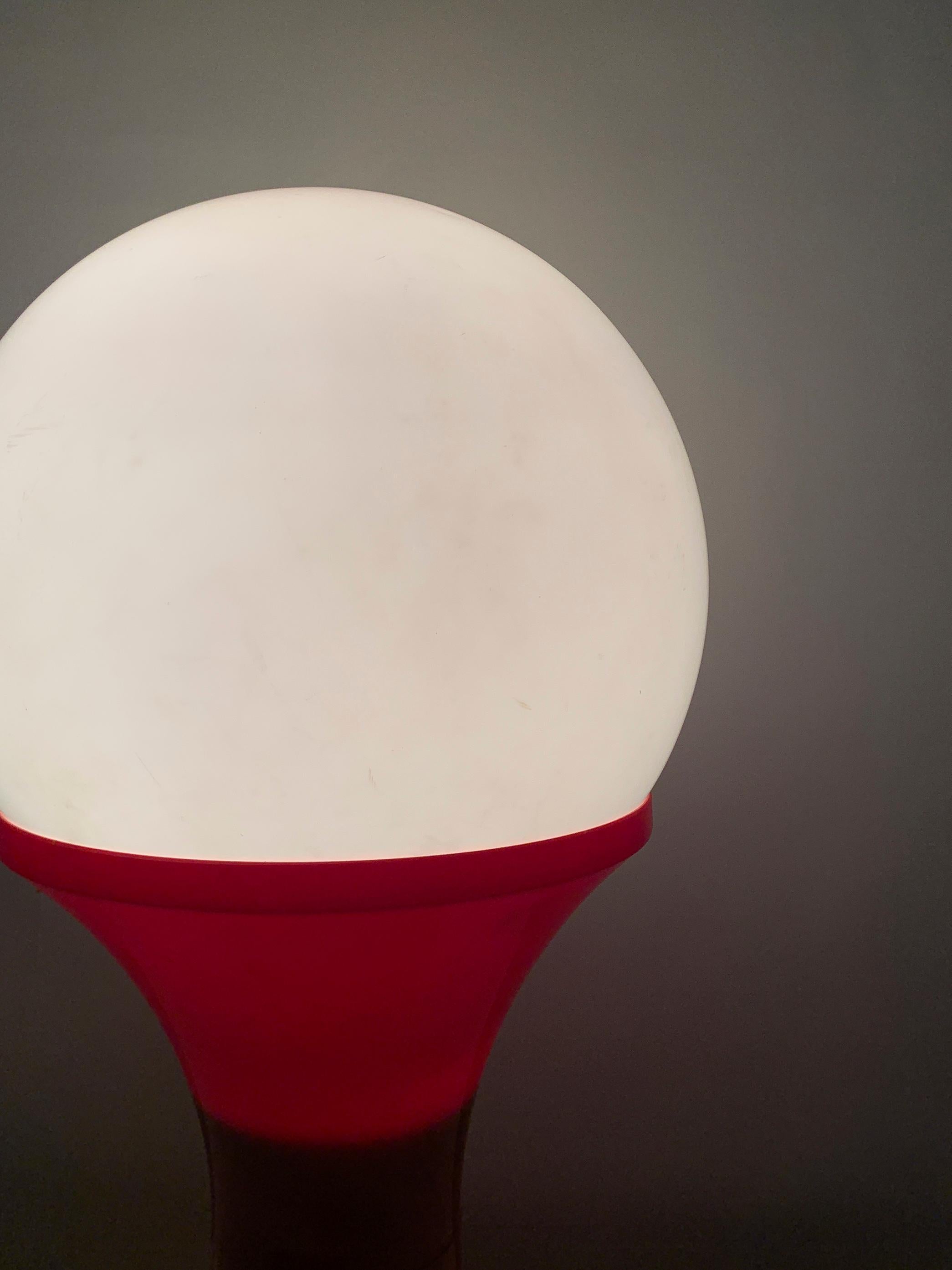Late 20th Century Space Age Floor Lamp in Red and White Plastic, Circa 1970 For Sale 4
