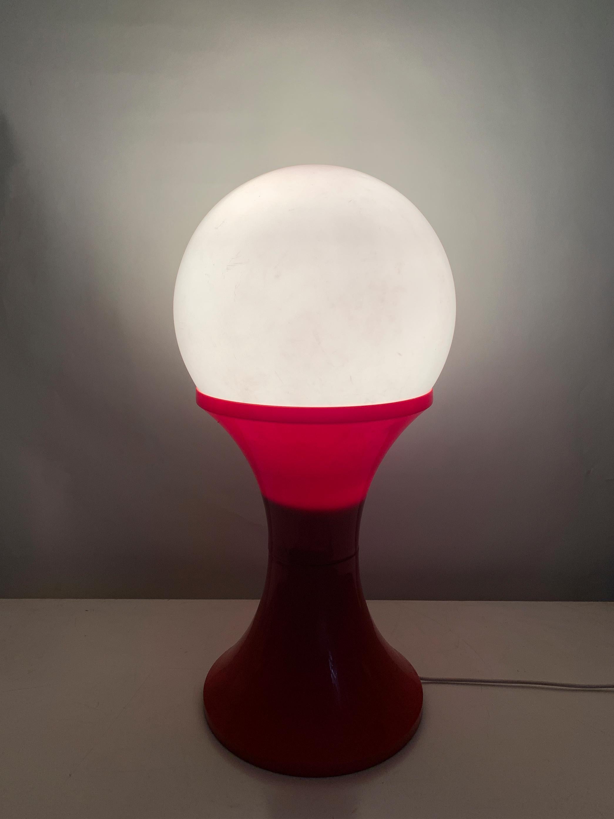 Late 20th Century Space Age Floor Lamp in Red and White Plastic, Circa 1970 For Sale 3