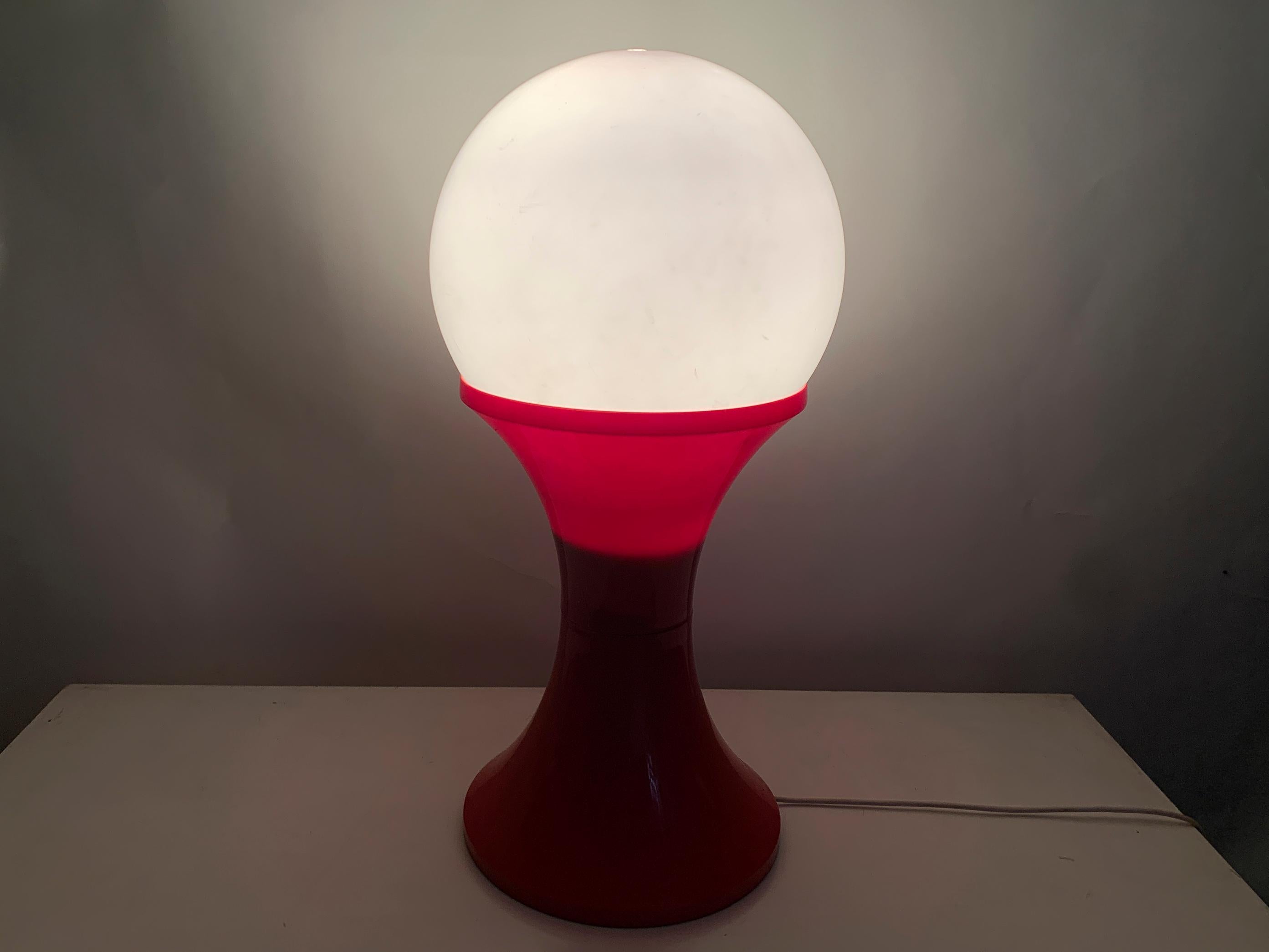 Late 20th Century Space Age Floor Lamp in Red and White Plastic, Circa 1970 For Sale 5