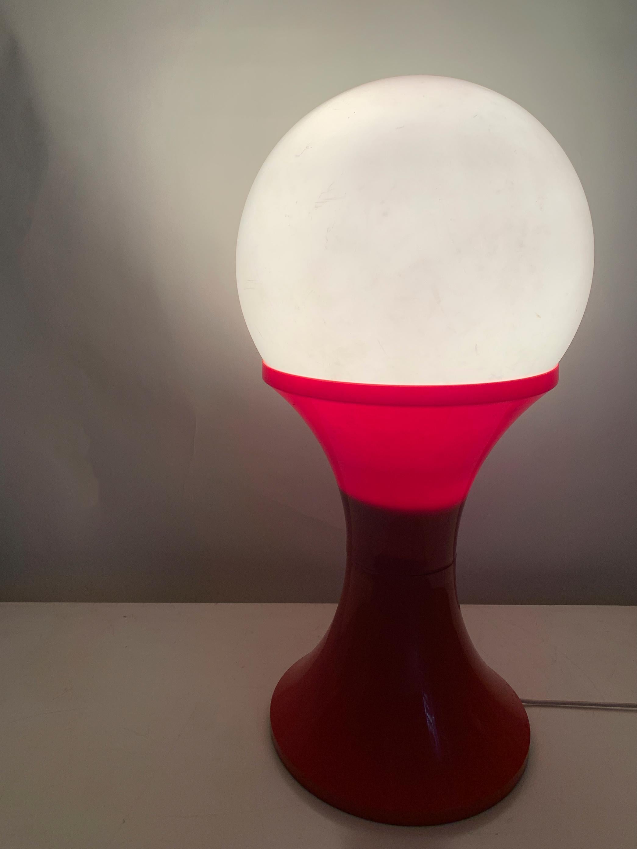 Late 20th Century Space Age Floor Lamp in Red and White Plastic, Circa 1970 For Sale 6