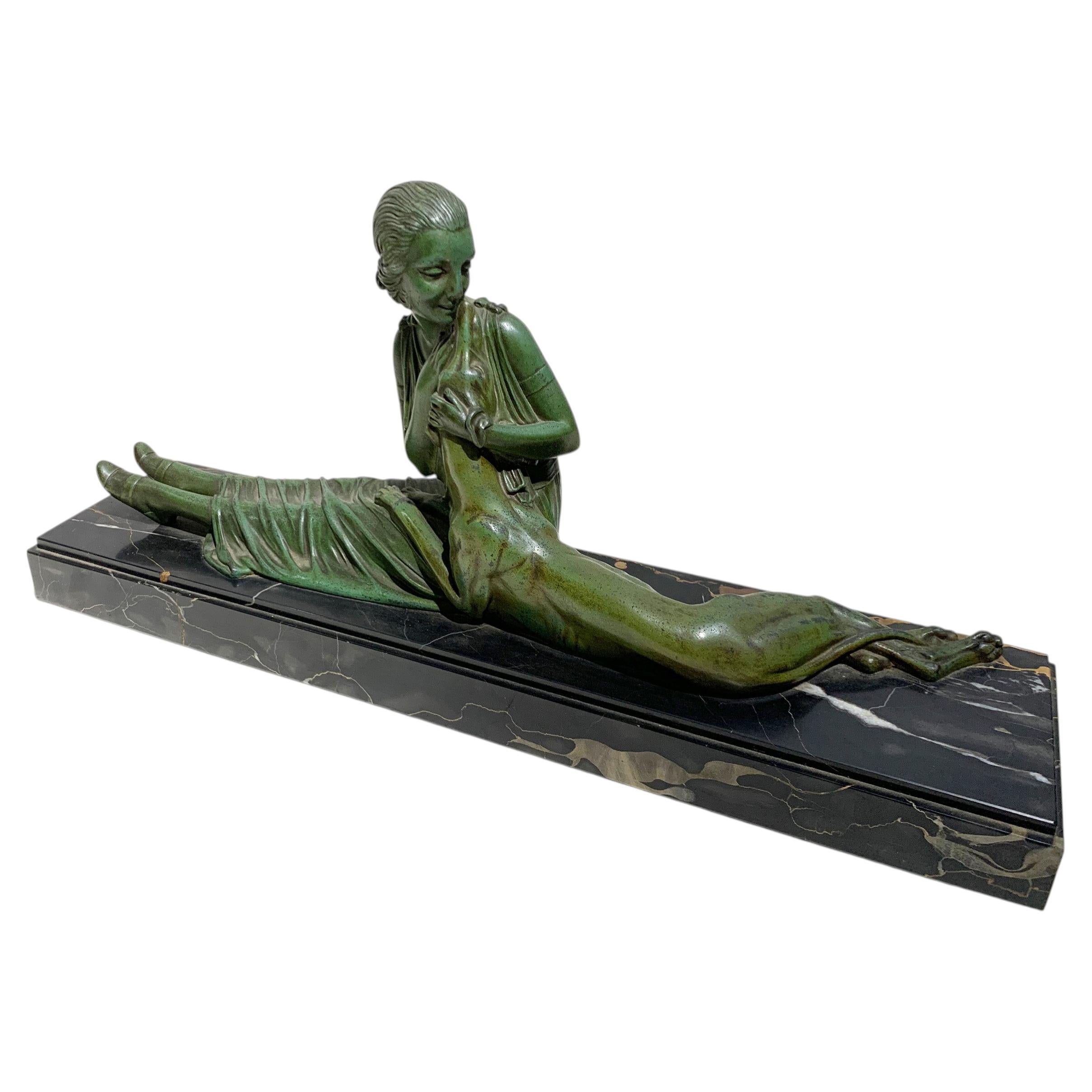 « La dame et son lévrier », sculpture en bronze patiné vert, signée D.H. Chiparus en vente