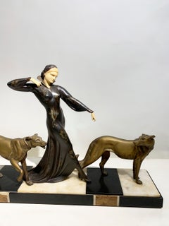 Französische Art-déco-Skulptur einer Frau, die mit Barsois spazieren geht, Georges Gori zugeschrieben