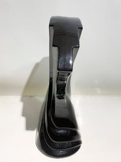 Vaso a forma di ventaglio scultoreo in ceramica nera smaltata in stile Art Déco postmoderno, firmato Lulu, 1989