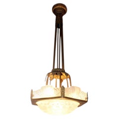 Lustre Art déco en bronze patiné et verre dépoli, signé « Georges LELEU »