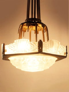 Lustre Art déco en bronze patiné et verre dépoli, signé « Georges LELEU »