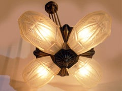Art-Déco-Kronleuchter aus Milchglas und Bronze, signiert „Francis Hubens“, 1930er Jahre