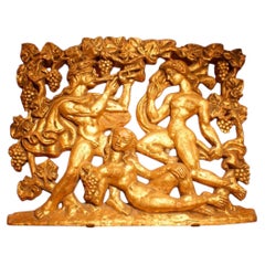 Panel decorativo de yeso con relieve mitológico y acabado dorado, de alrededor de la década de 1950