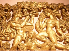Panel decorativo de yeso con relieve mitológico y acabado dorado, de alrededor de la década de 1950