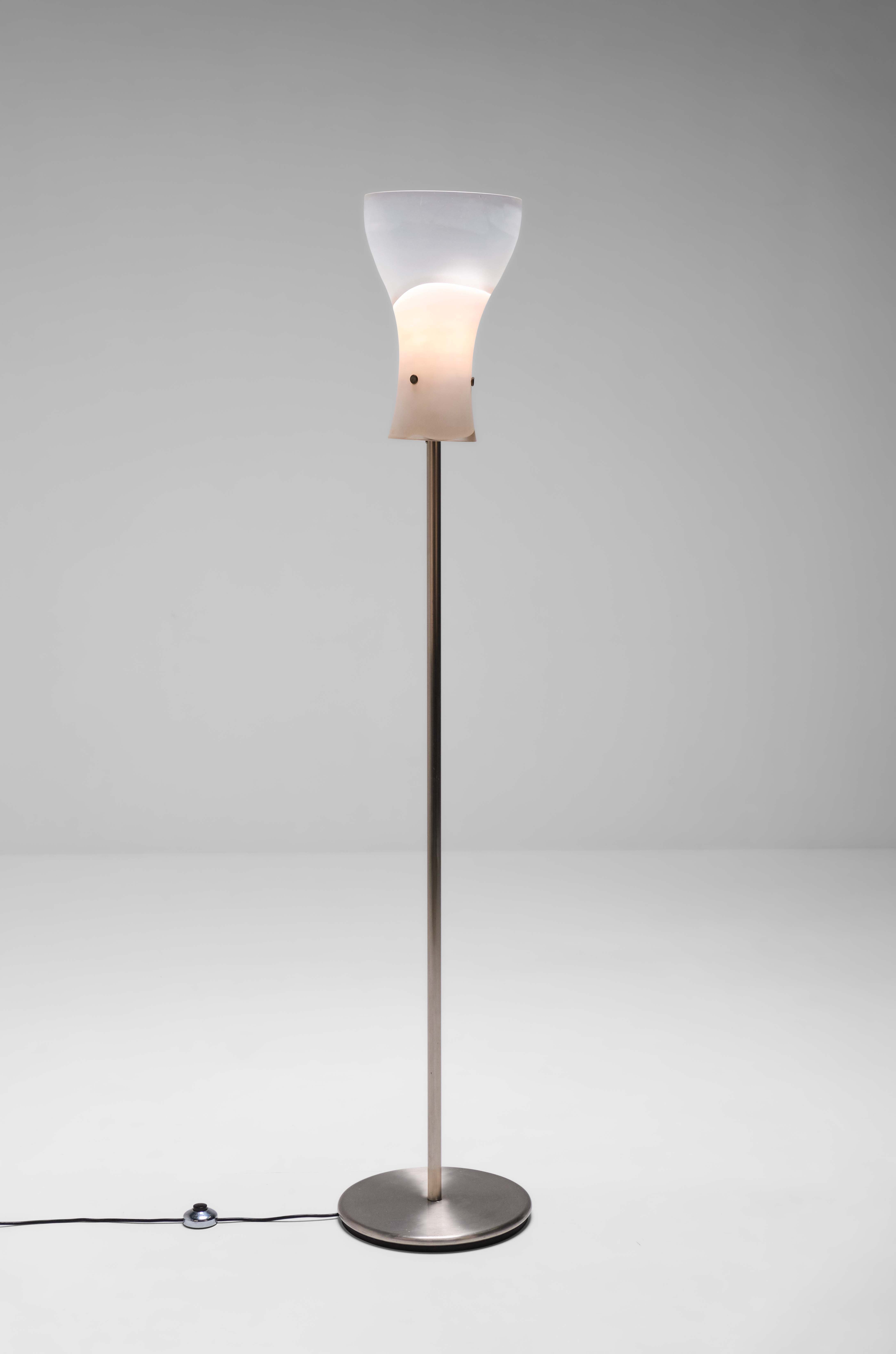 Ludovico Diaz De Santillana Floor lamp. Structure in chromed metal and diffuser in glass and milky satin glass. Produced by Venini, Italy, around 1970.
After graduating in architecture in Venice, he immediately devoted himself to university