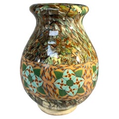 Jean Gerbino, Vallauris, Francia, jarrón de mosaico cerámico esmaltado en tonos arena y musgo, 1960