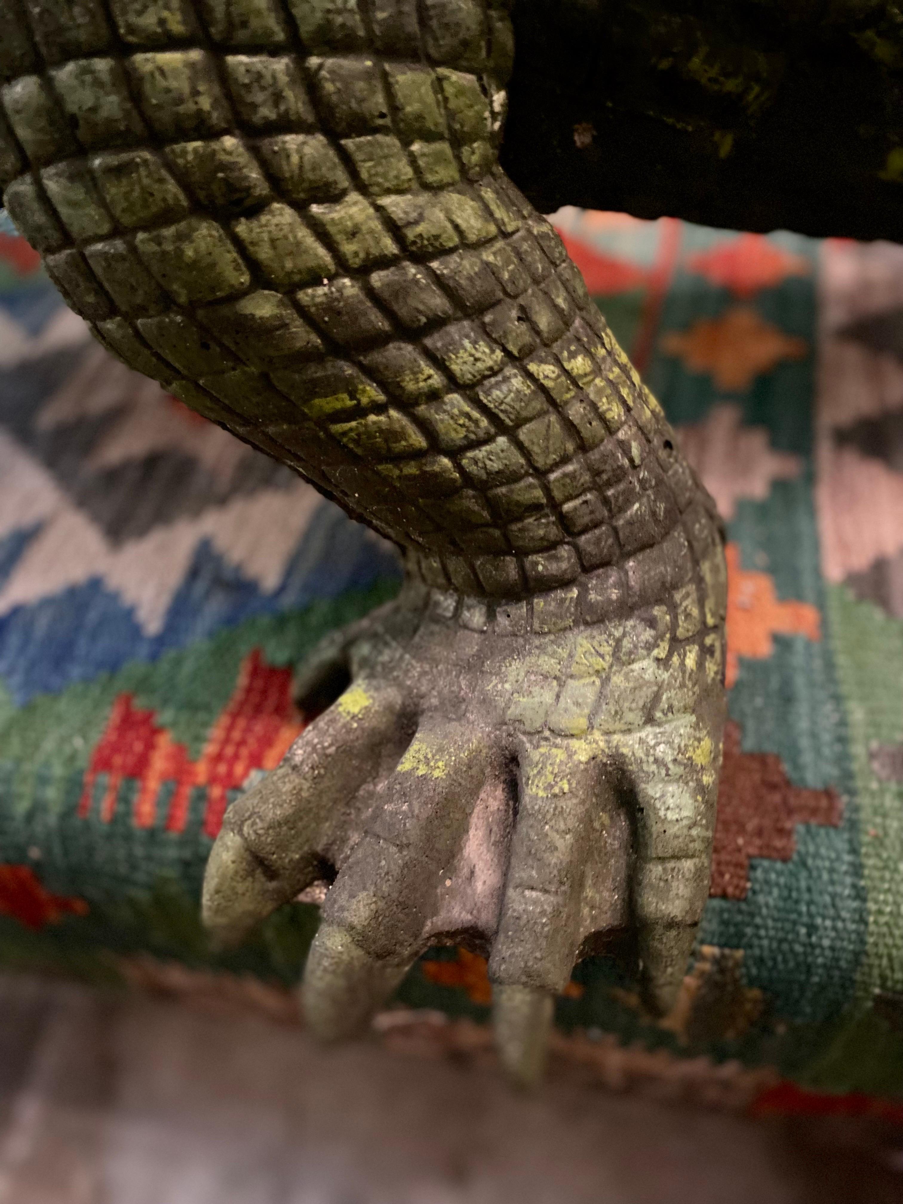 Américain Grande sculpture de jardin en béton et alligator en vente