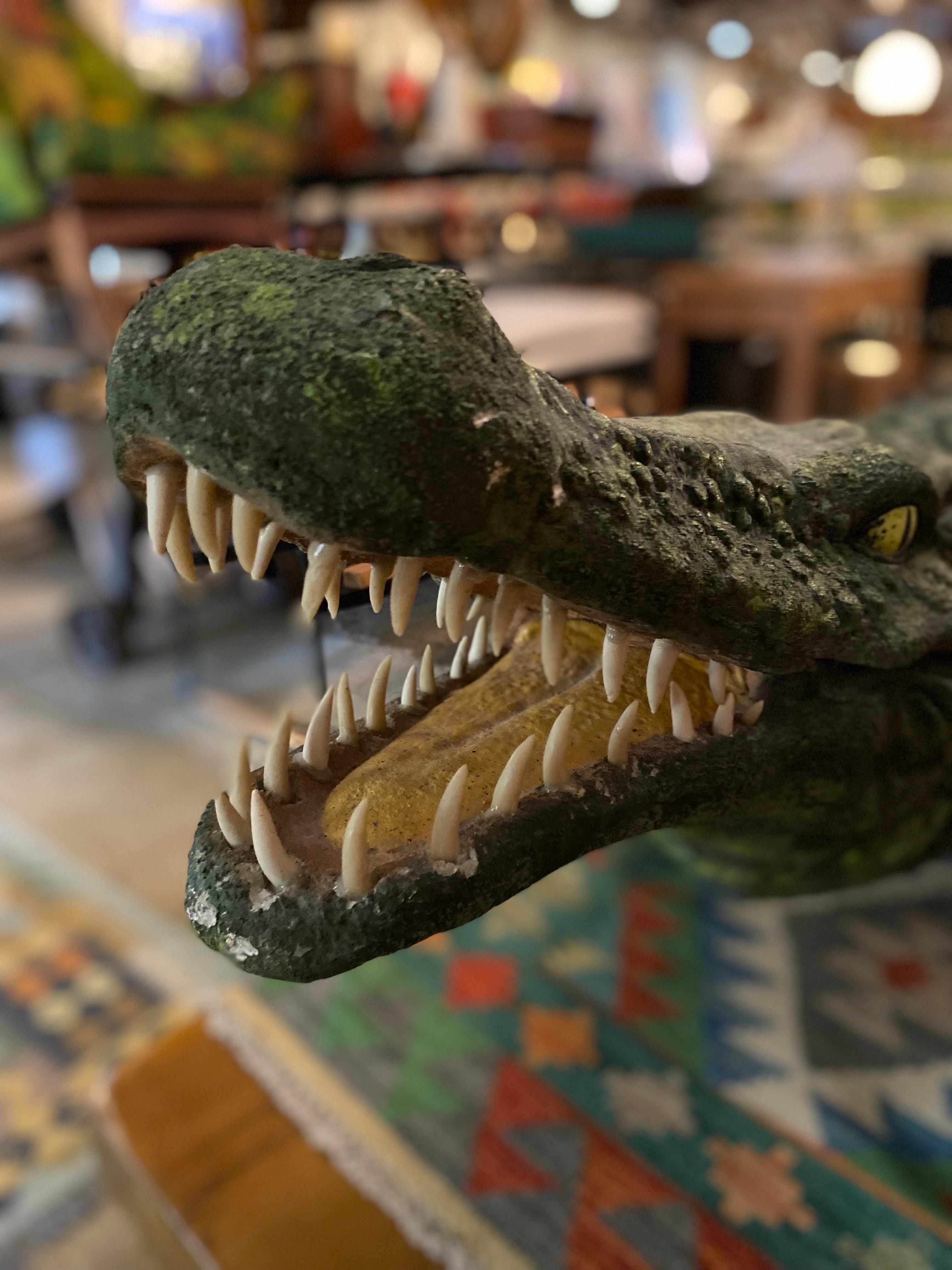 Grande statue de jardin / sculpture d'alligator en béton créée par Rene Romero, un artiste du faux bois de San Antonio, au Texas. Le sculpteur Rene Romero a appris l'art du faux bois auprès du célèbre maître artisan Carlos Cortes. Cet ornement de