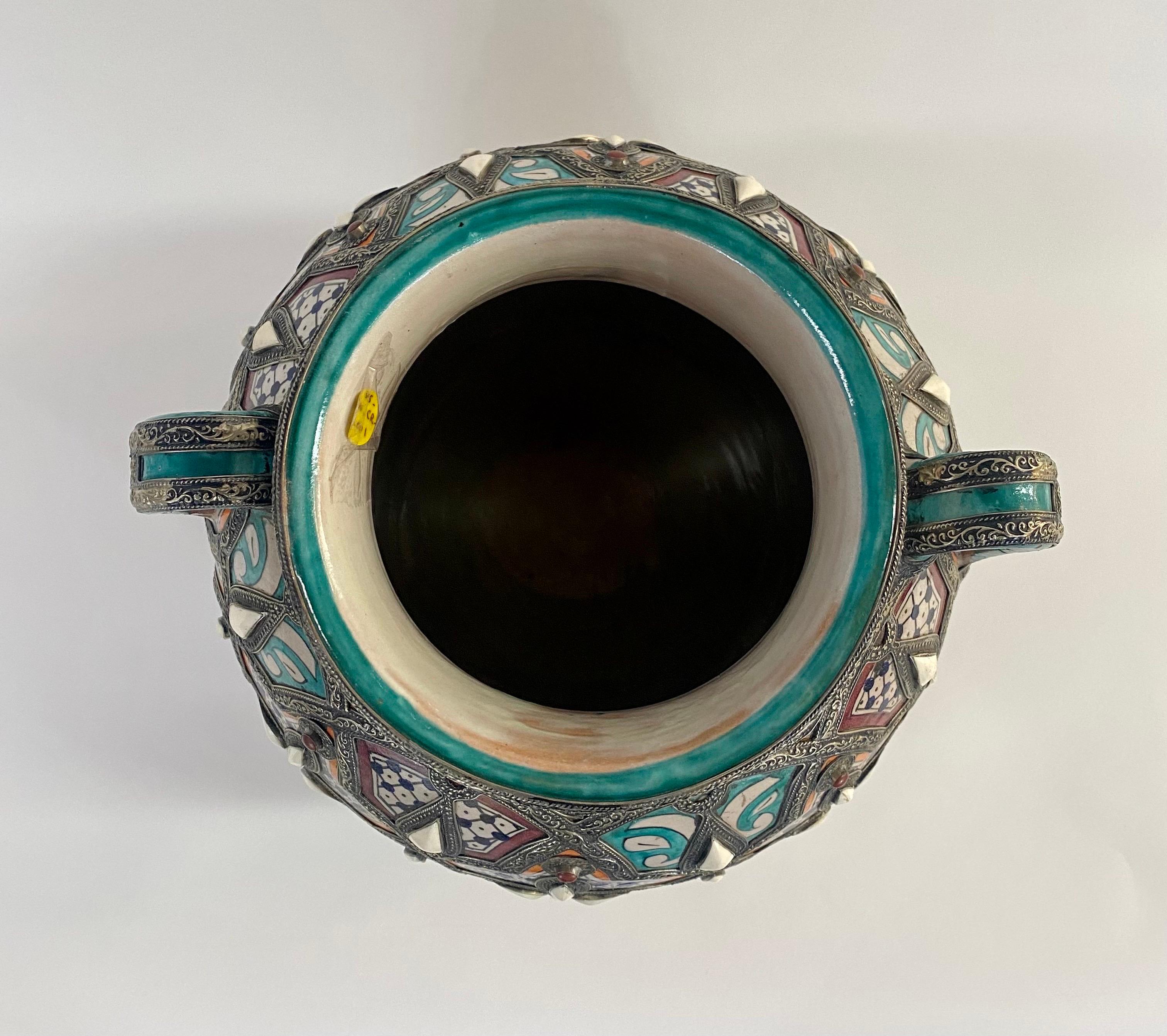 Marokkanische Palast-Keramikvase oder Urne mit Deckel und Messingintarsien, Paar im Angebot 6