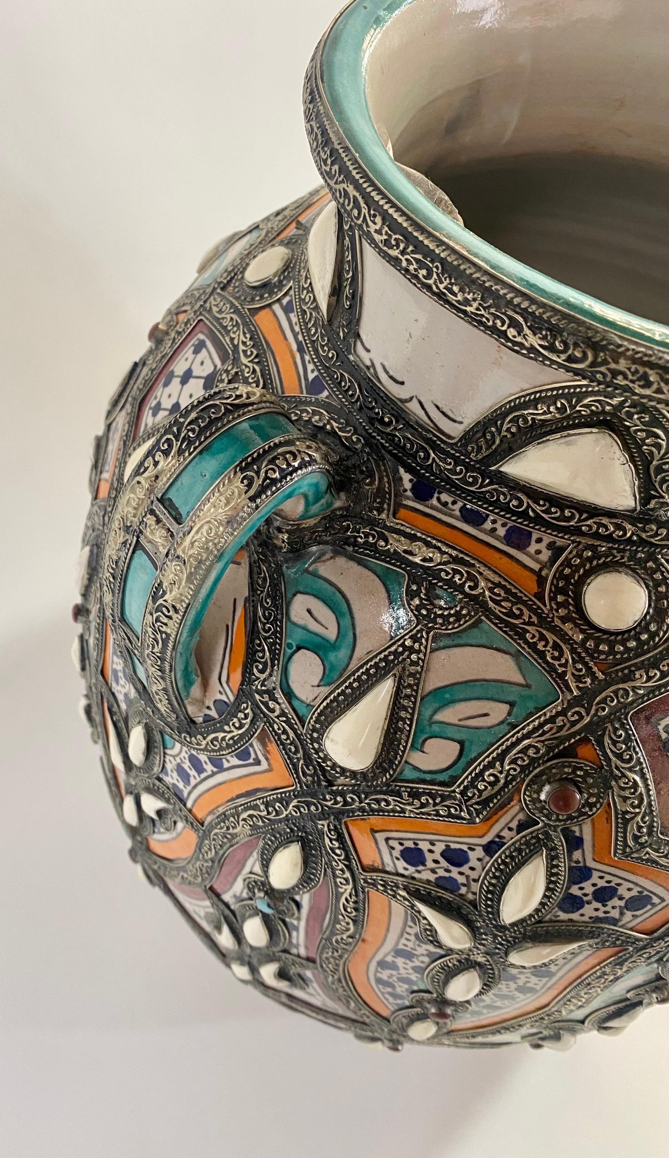 Marokkanische Palast-Keramikvase oder Urne mit Deckel und Messingintarsien, Paar (Handgefertigt) im Angebot