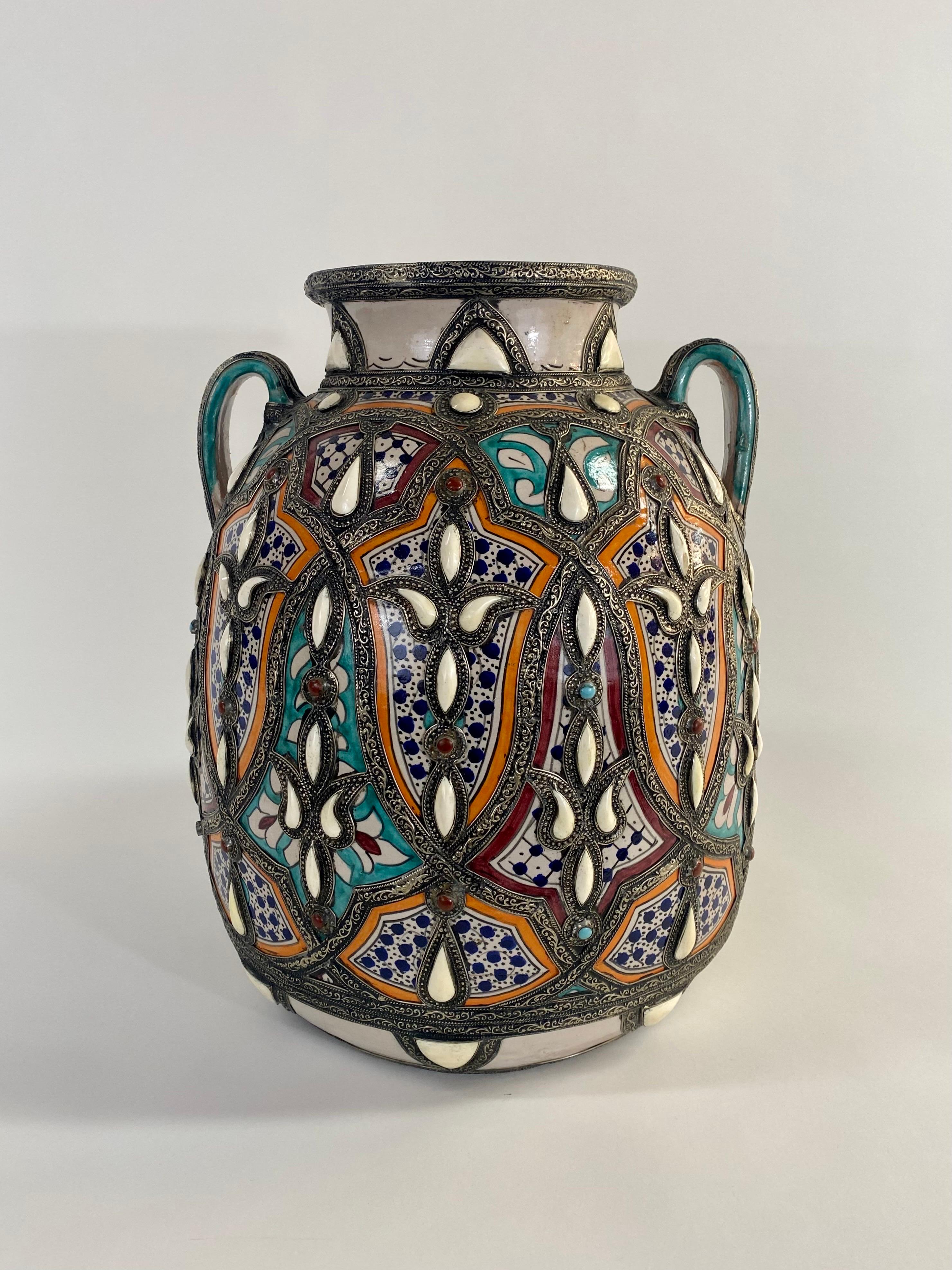 Marokkanische Palast-Keramikvase oder Urne mit Deckel und Messingintarsien, Paar im Angebot 7