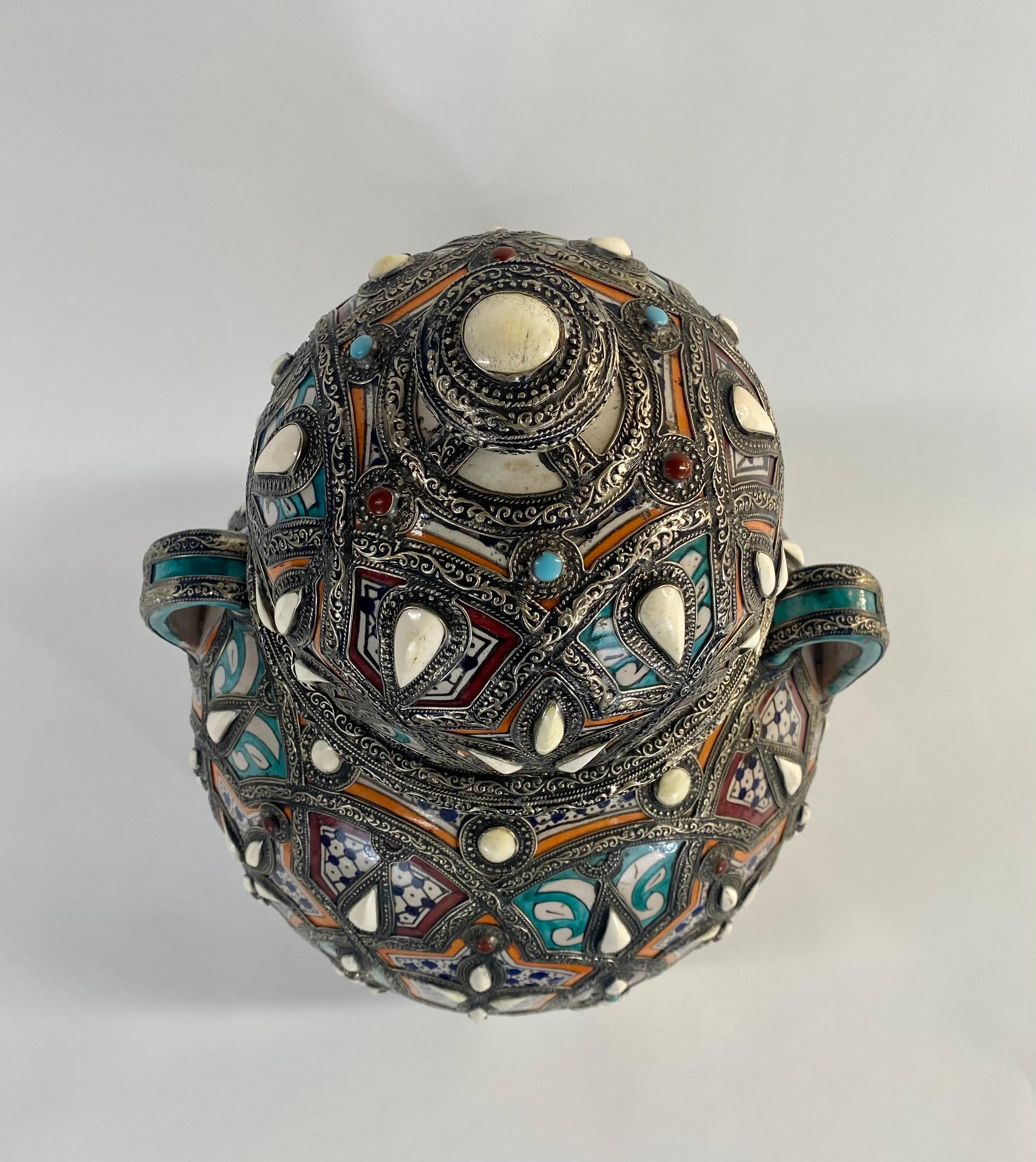 Jarrón o Urna Vintage Marroquí de Cerámica Palaciega con Tapa e Incrustaciones de Latón, un Par en venta 2