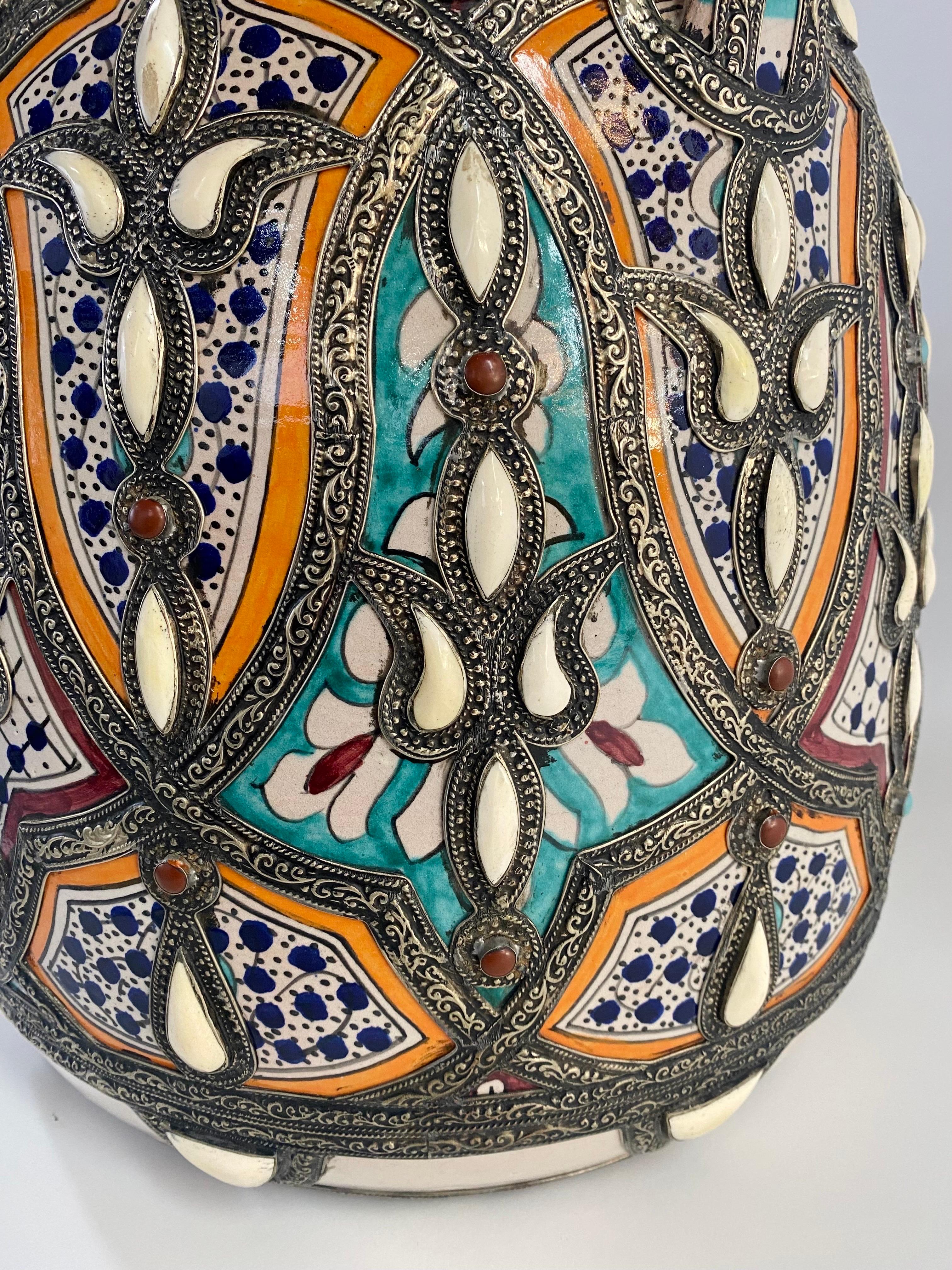 Marokkanische Palast-Keramikvase oder Urne mit Deckel und Messingintarsien, Paar im Angebot 5