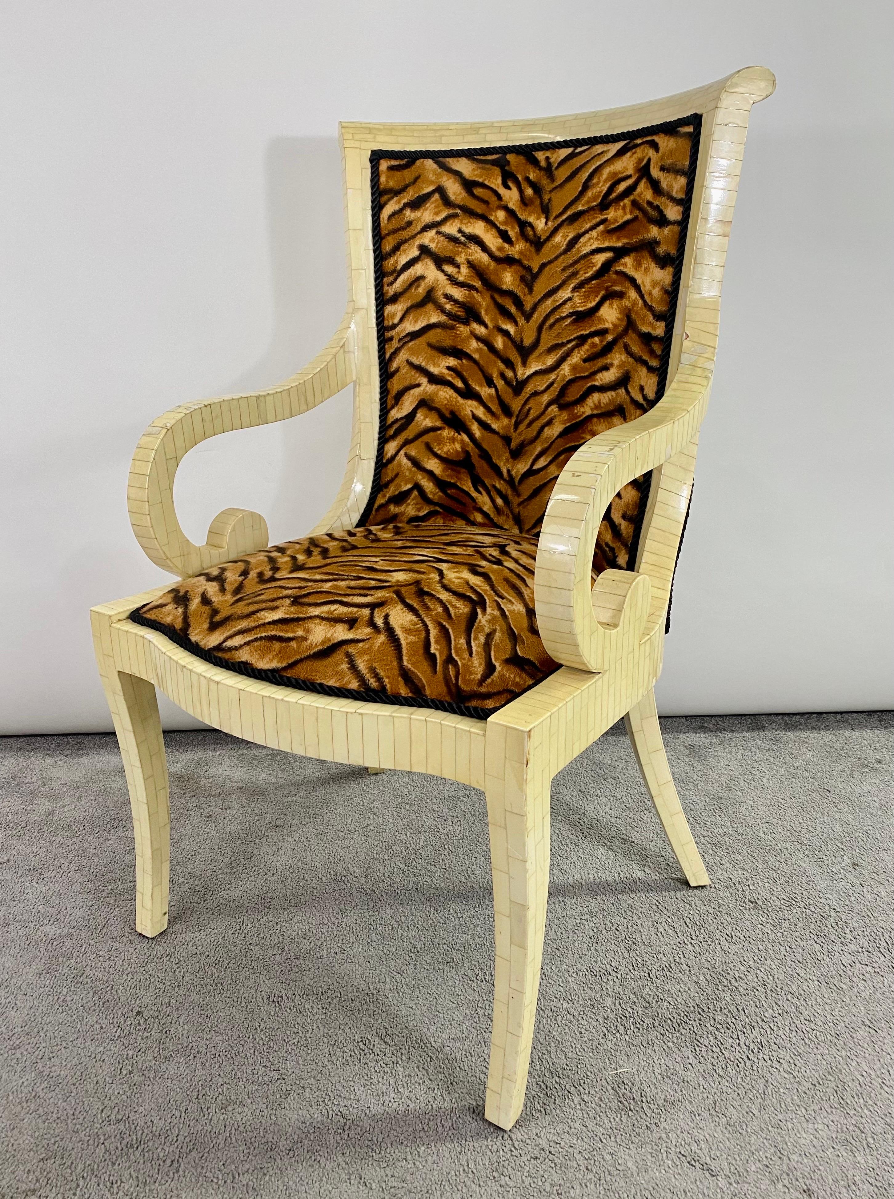 Colombien Chaise longue ou fauteuil en os blanc cassé Enrique Garcel, une paire  en vente