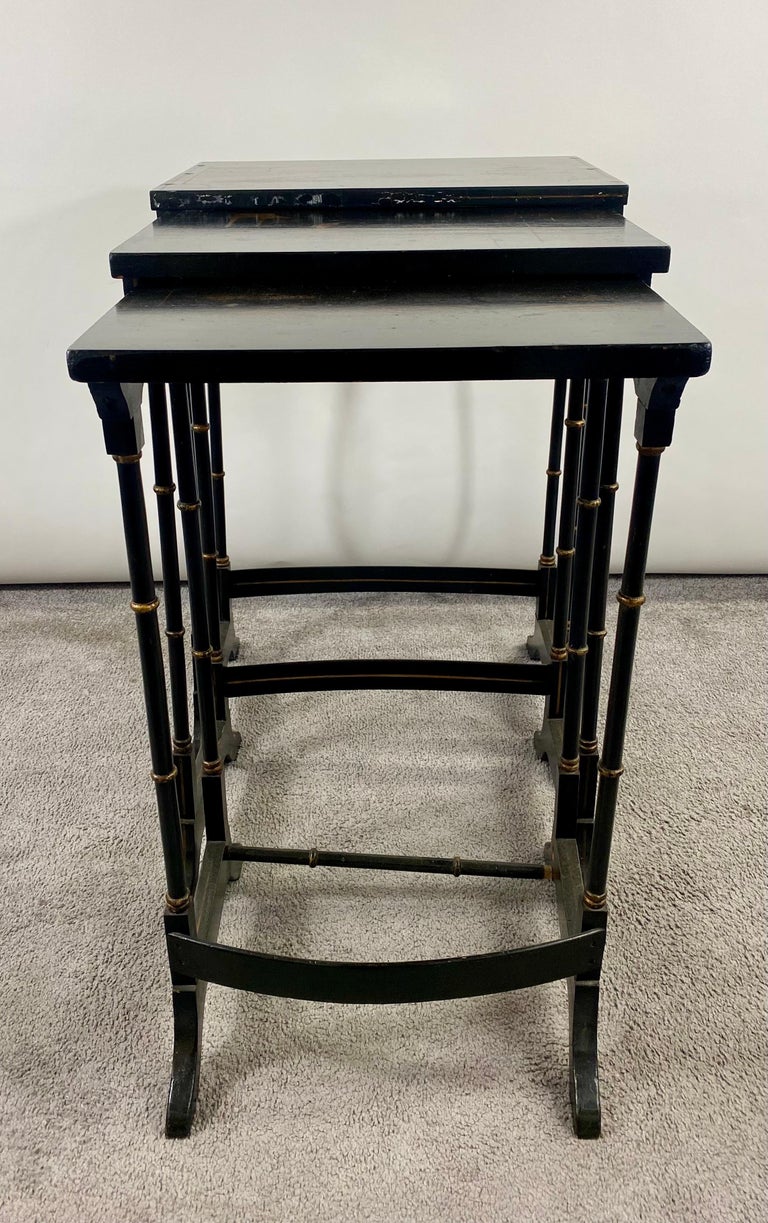 Série de trois tables gigognes, laque à décor d'oiseaux branchés et marqueterie. Circa 1900 - Le chat rouge