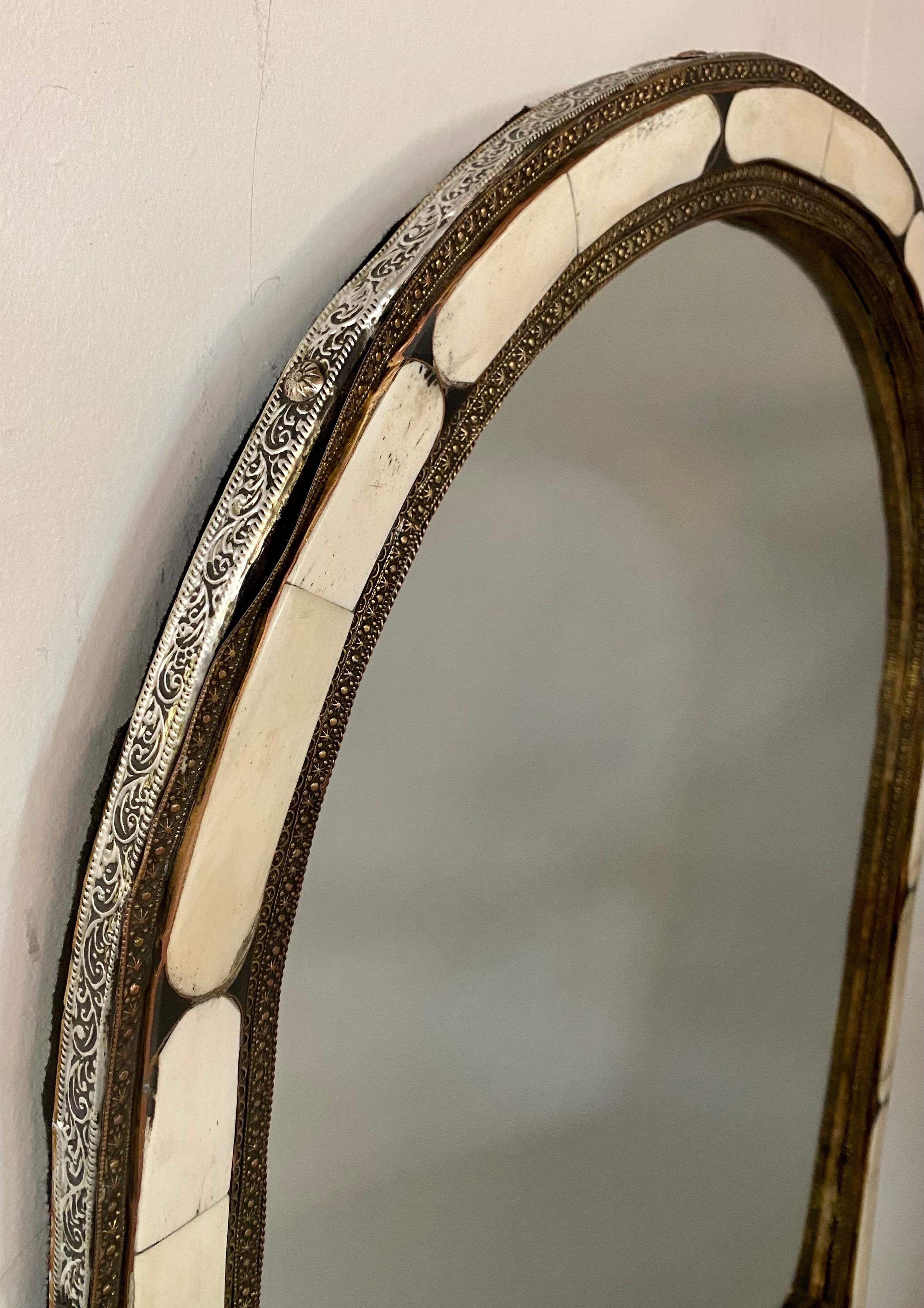 Paire de miroirs arqués Hollywood Regency en os de camel blanc en vente 2