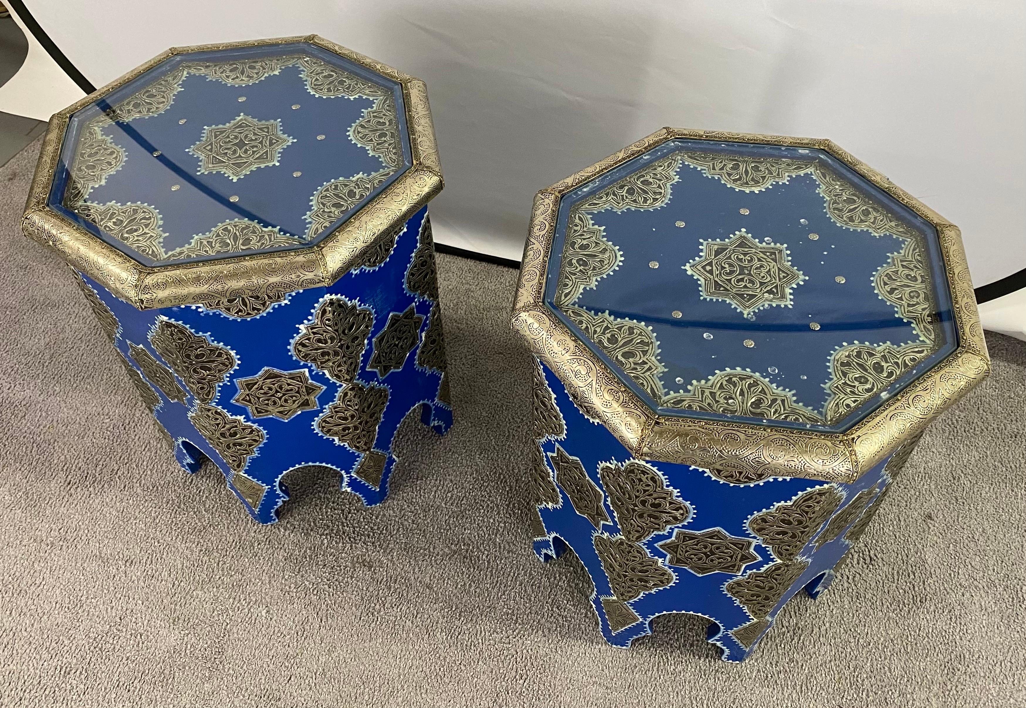 The pair of Moroccan boho chic white brass inlaid side tables in blue Majorelle is inspired by the legendary Yves Saint Laurent majorette garden in Marrakech. This charming octagonal shaped side table will add unique style and sophistication to any