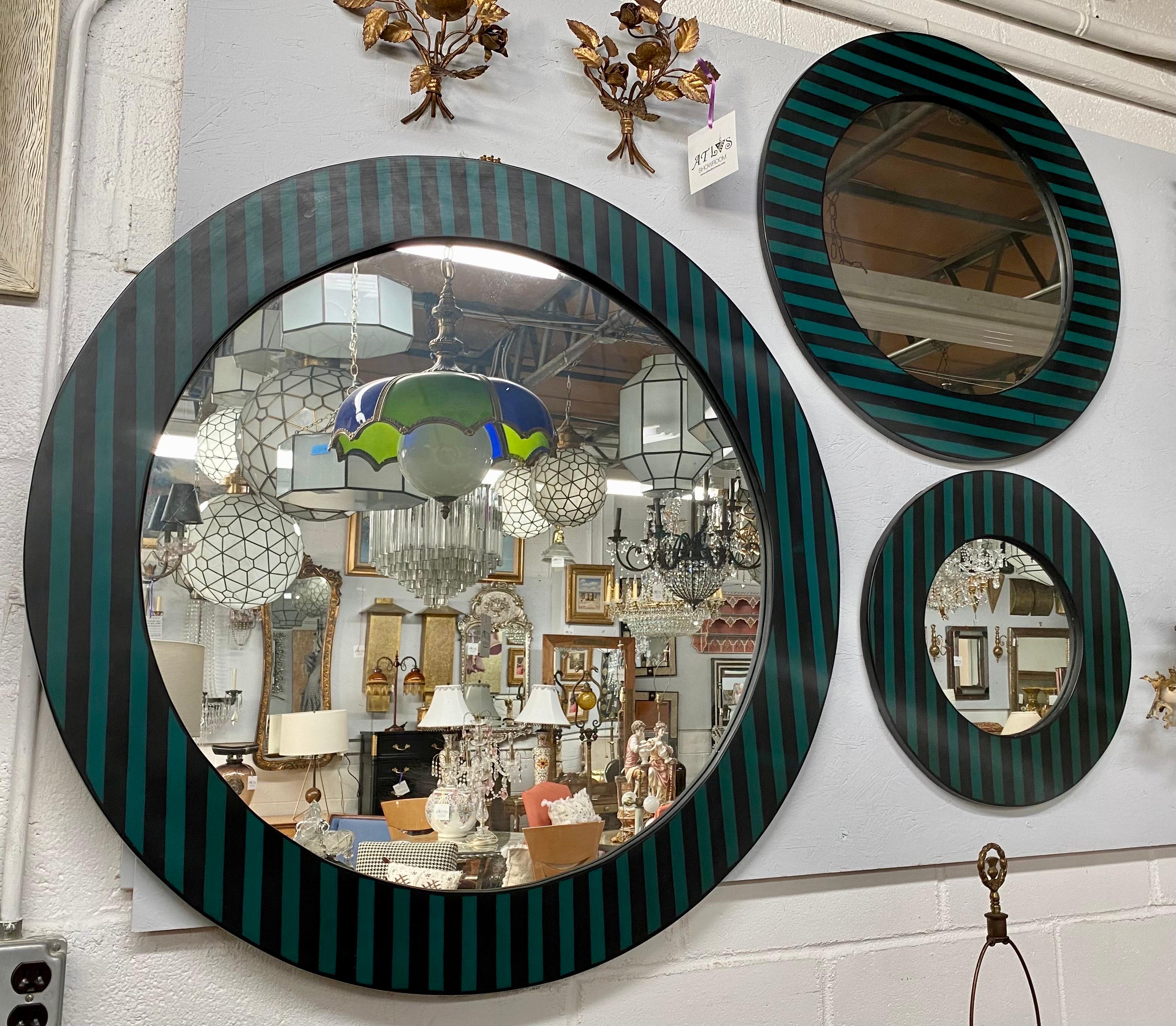 Mid-Century Modern Style Resin Round Mirror in  Emerald and Ebony , a Set of 3 In Good Condition For Sale In Plainview, NY