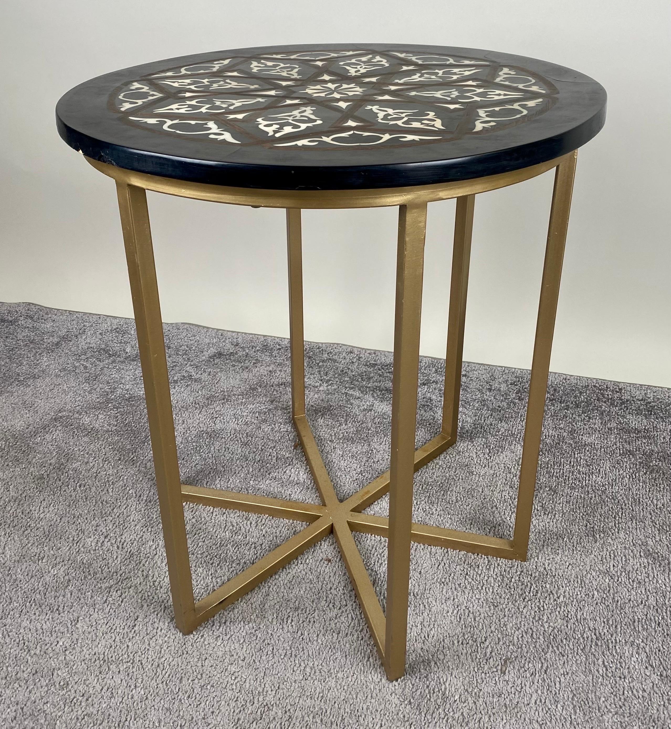 Ein schöner runder Beistelltisch im Boho Chic. Der handgefertigte Tisch bietet  ein runder schwarzer Kreisel aus Harz, der mit geometrischen Motiven verziert ist, die an das zeitlose maurische Design erinnern. Die Platte wird von einem sechsbeinigen