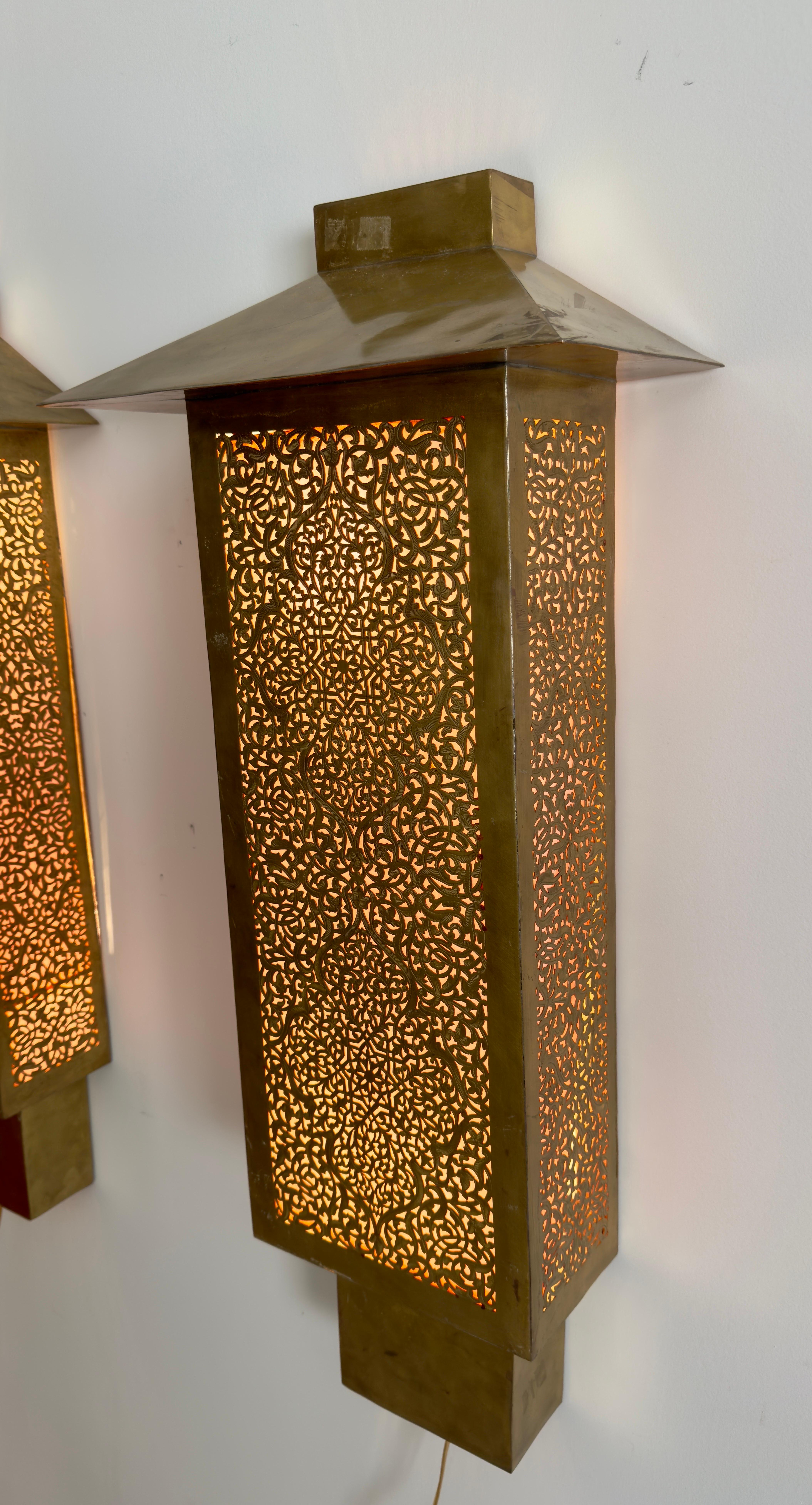 Apliques o Faroles de Pared de Latón con Filigrana Estilo Art Déco, Pareja en venta 12