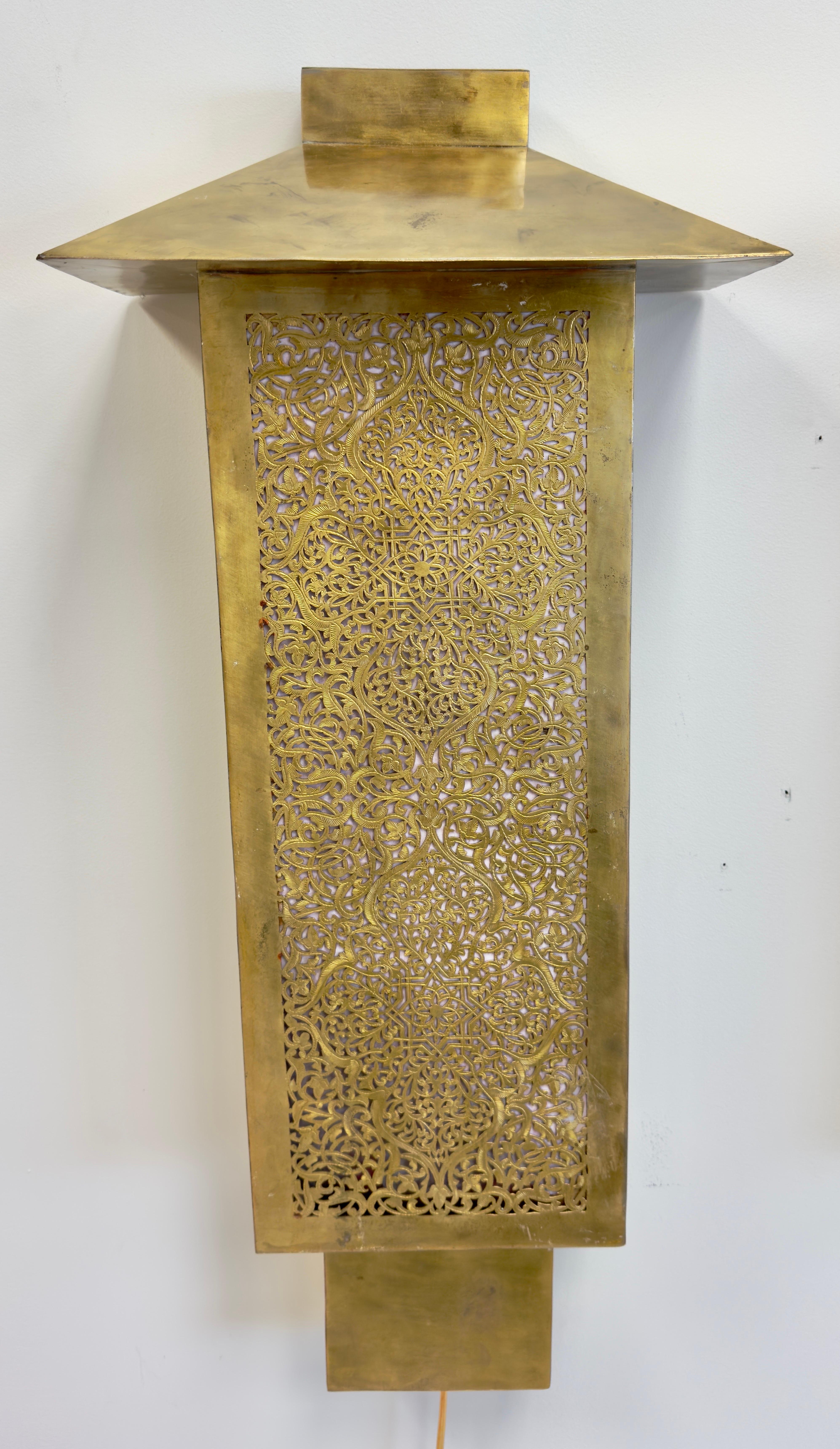 Filigrane Wandleuchten oder Laternen aus Messing im Art-Déco-Stil, ein Paar (Ende des 20. Jahrhunderts) im Angebot