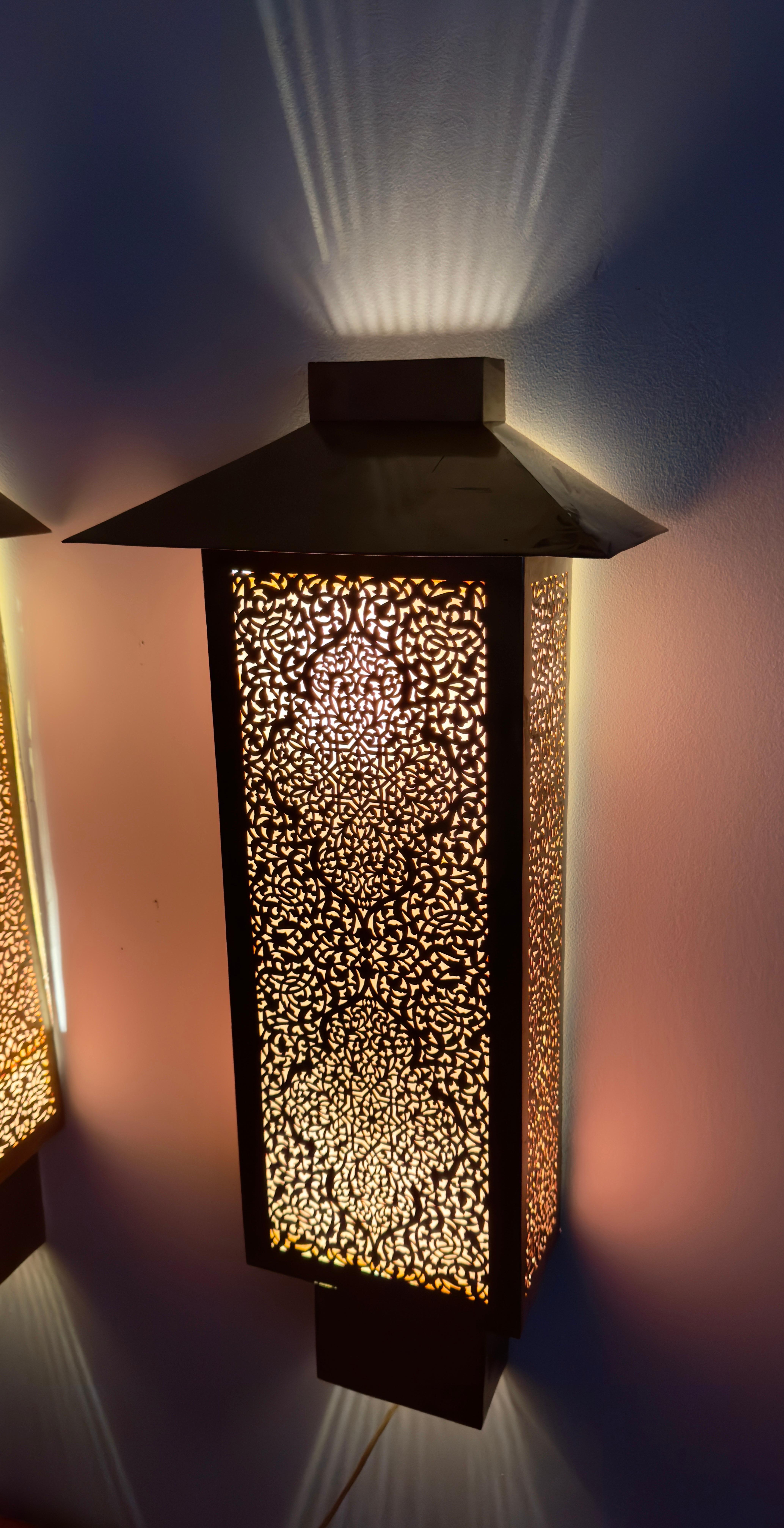 Apliques o Faroles de Pared de Latón con Filigrana Estilo Art Déco, Pareja en Bueno estado para la venta en Plainview, NY