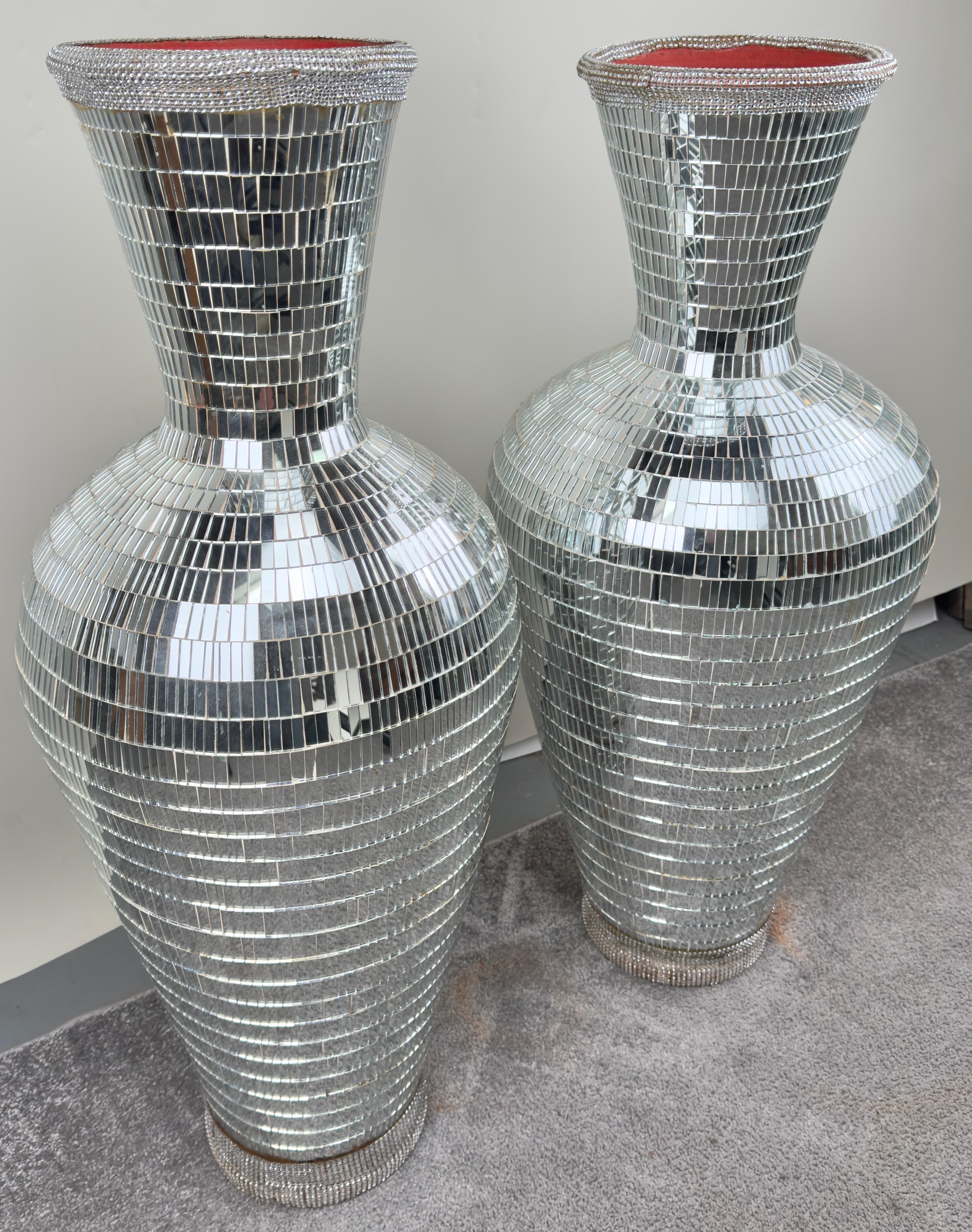 Art Déco Urne monumentali in stile Art Deco con micro-mosaico a specchio sopra l'argilla, una coppia in vendita