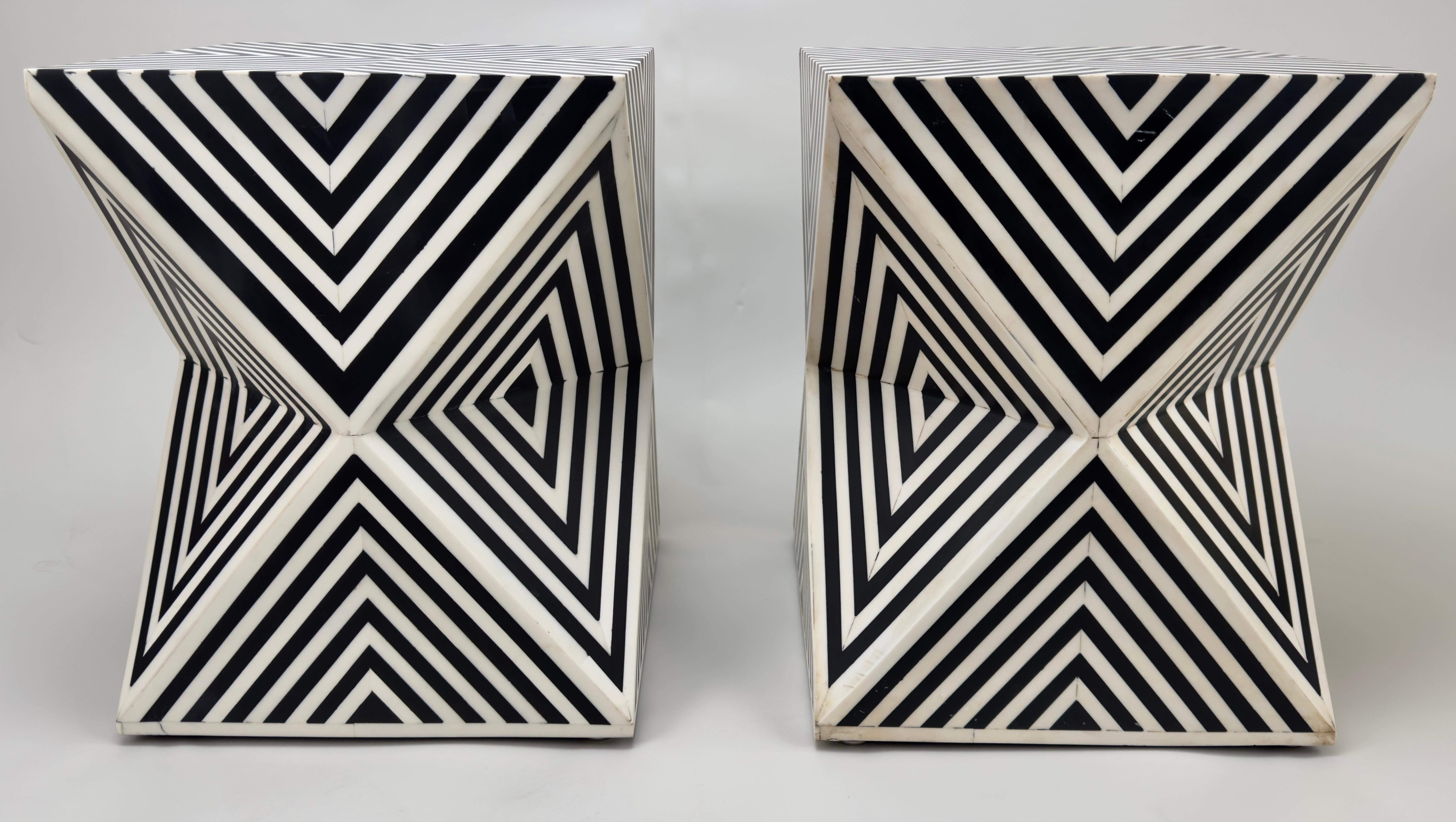 El par de mesas auxiliares, auxiliares o taburetes escultóricos de estilo Art Déco presenta un diseño de triángulo/diamante que se estrecha en el centro y crea una sorprendente forma piramidal. La escultural mesa o taburete de fabricación sólida